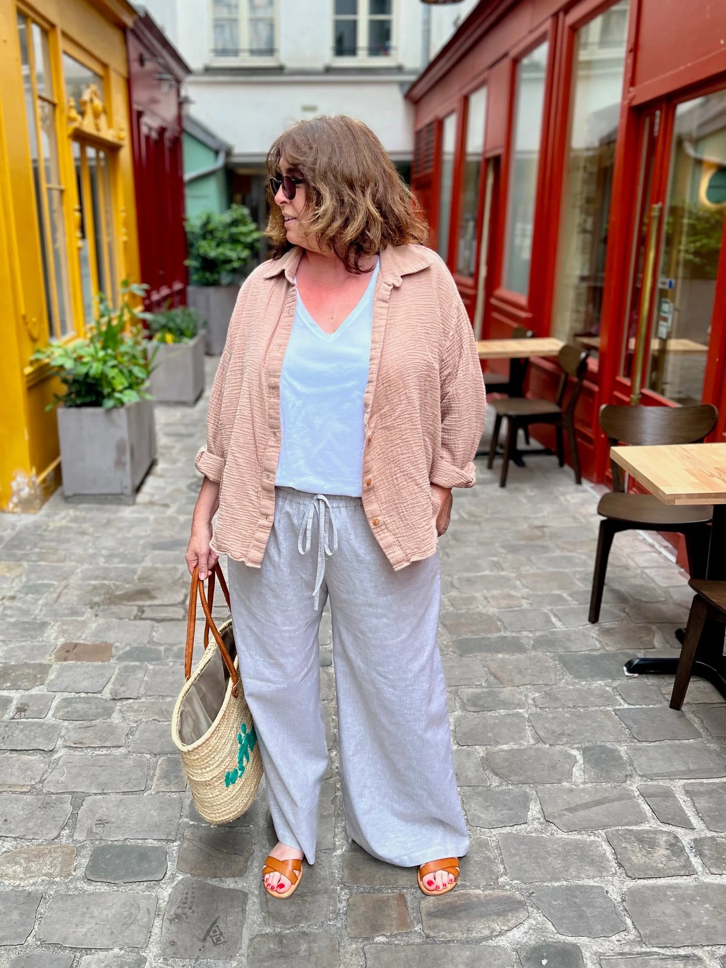 Pantalon ample en lin grande taille pour femme. Beige fines rayures blanches. - Les Militantes