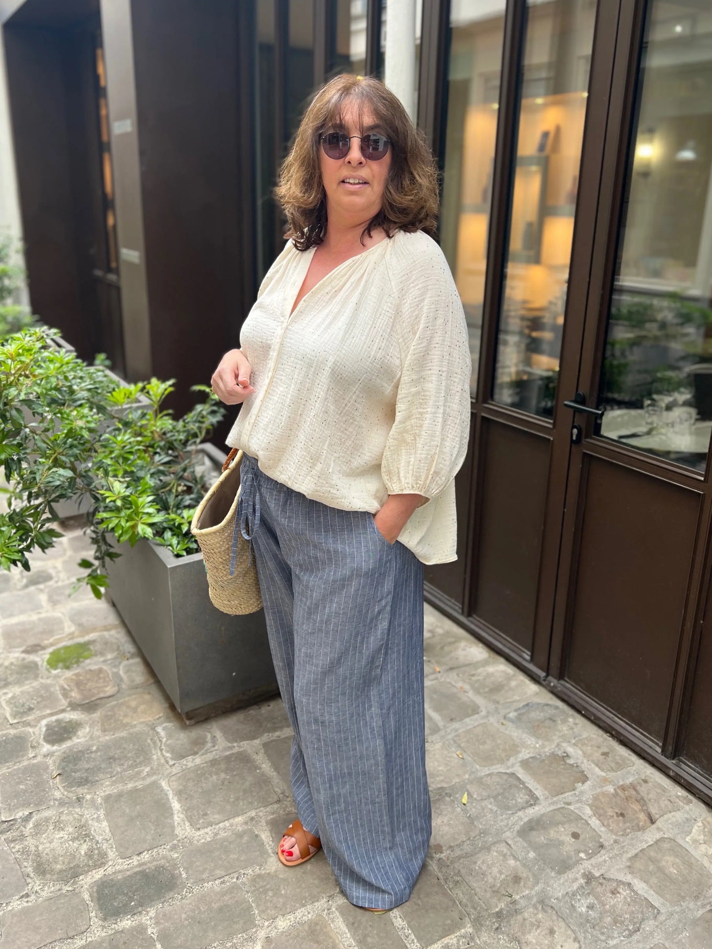 Pantalon ample en lin grande taille pour femme. Bleu fines rayures blanches.