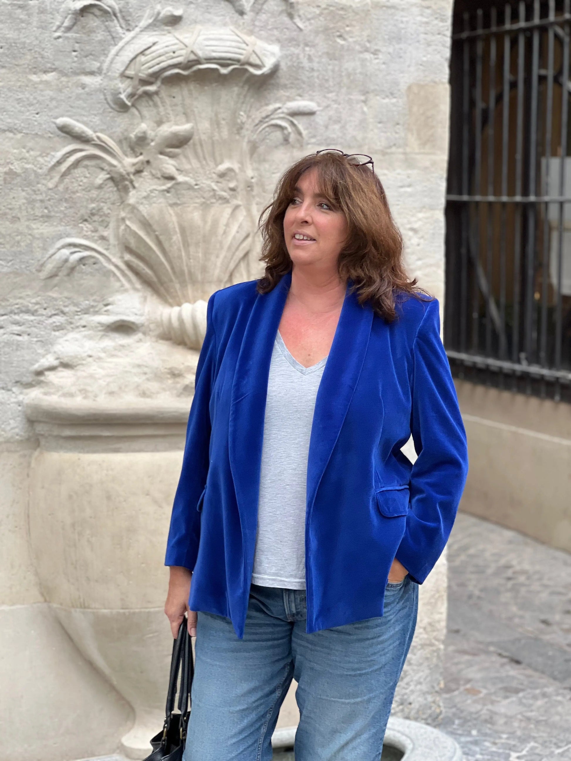 Blazer velours grande taille bleu vif profil - Les Militantes