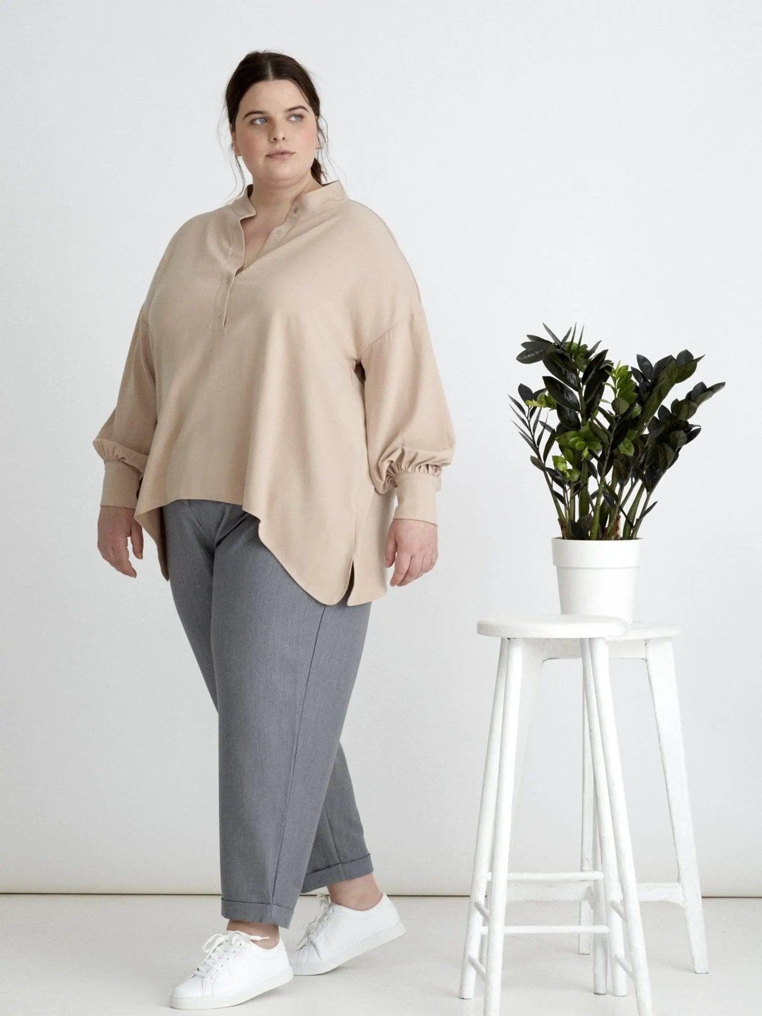 Blouse de créateur grande taille. Du style en Rose nude, grandes manches made in France