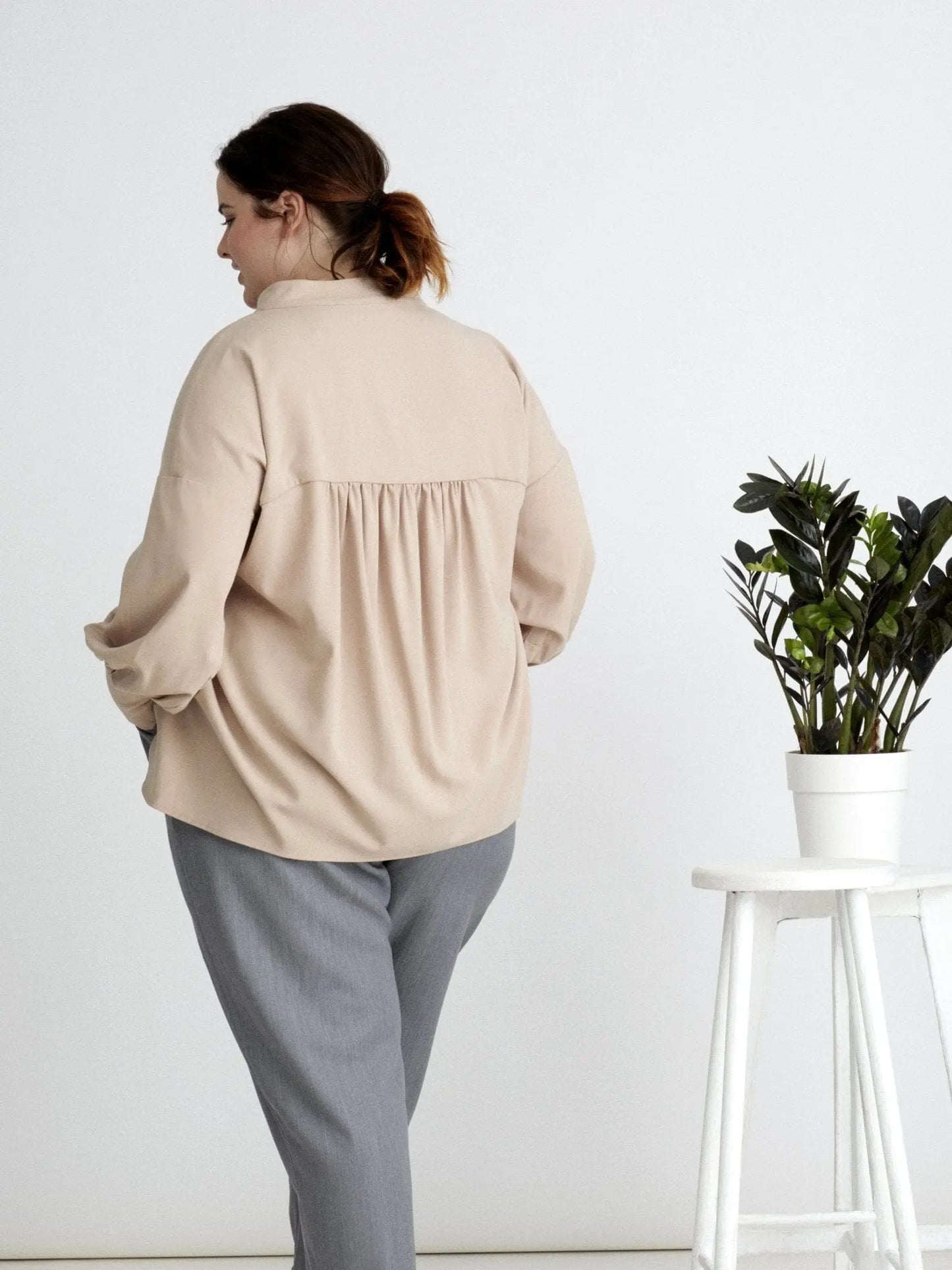 Blouse de créateur grande taille. Du style en Rose nude, grandes manches made in France