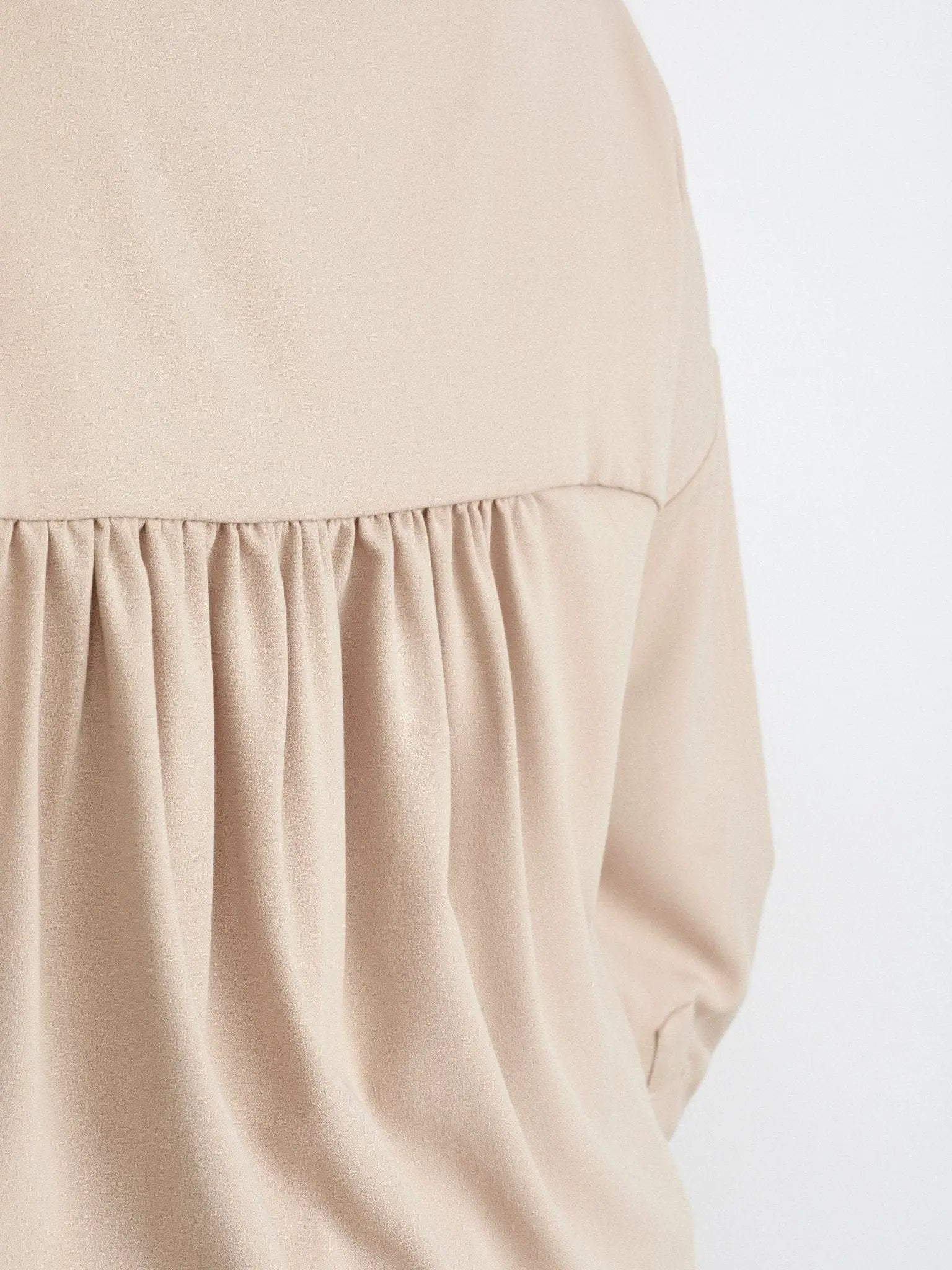 Blouse de créateur grande taille. Du style en Rose nude, grandes manches made in France