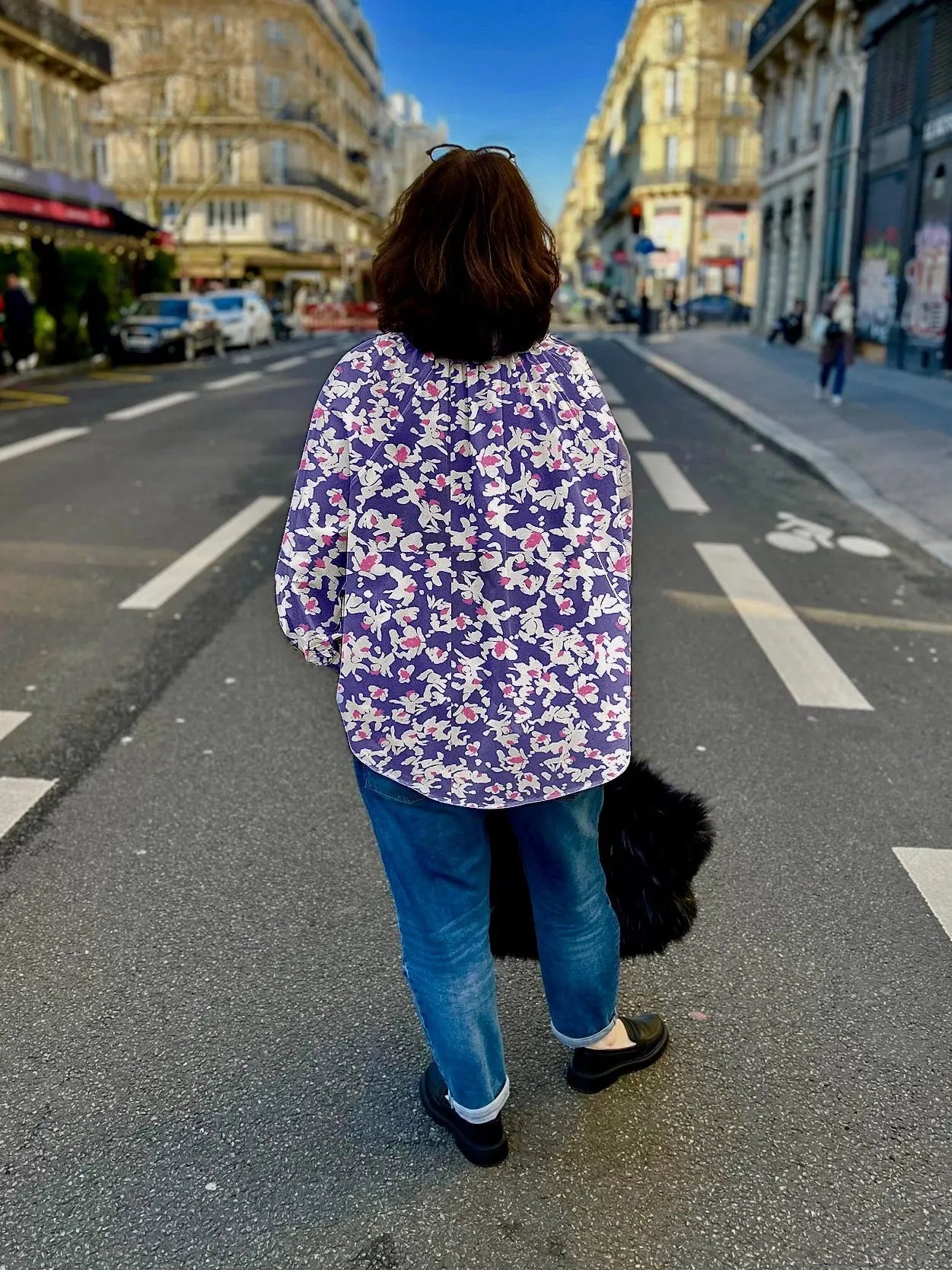 chemise grande taille pour femme fleuri bleu blanc fuchsia dos