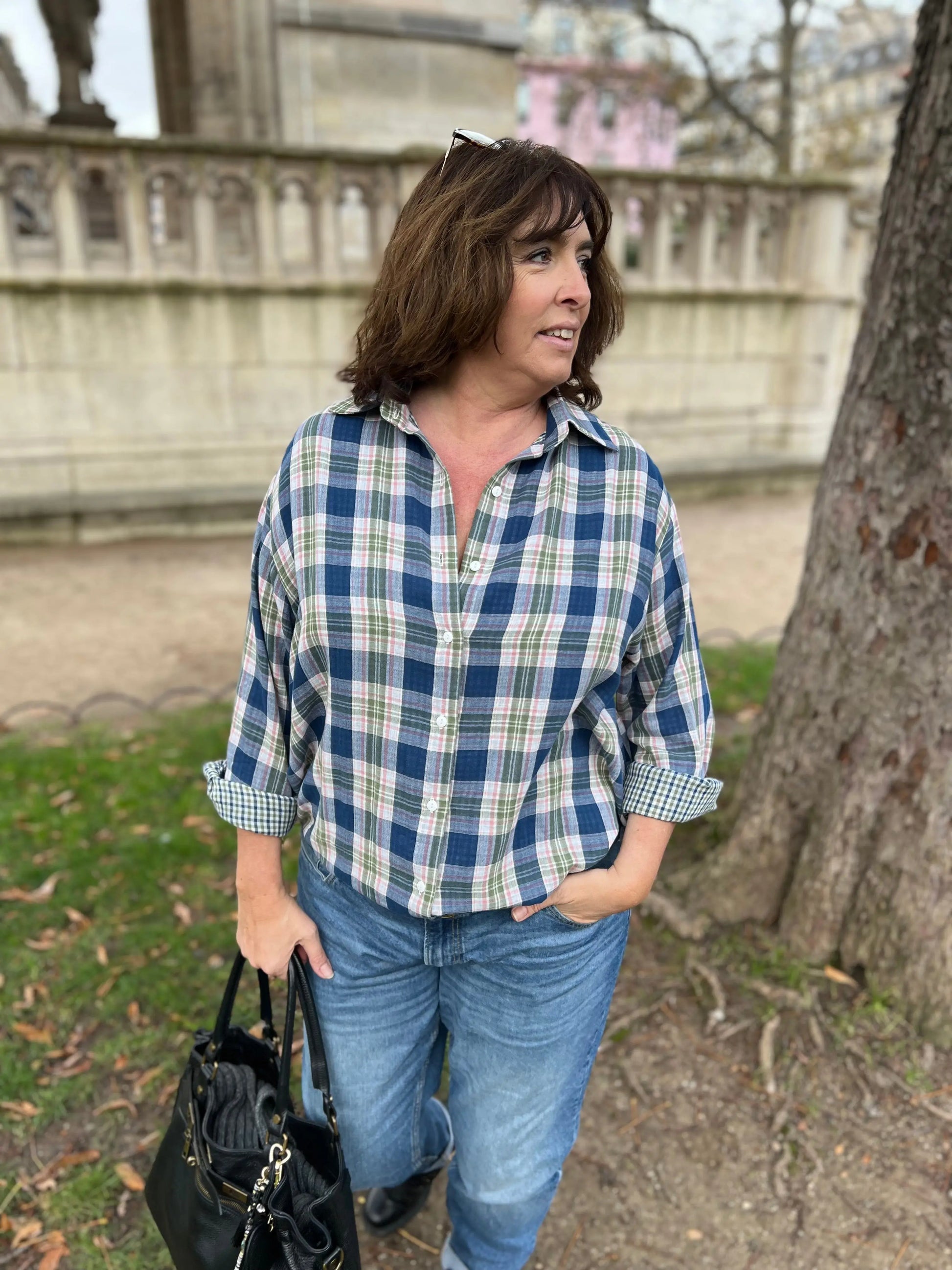 chemise grande taille femme à carreaux bleu marine portée rentrée dans un jean. De face - Les Militantes