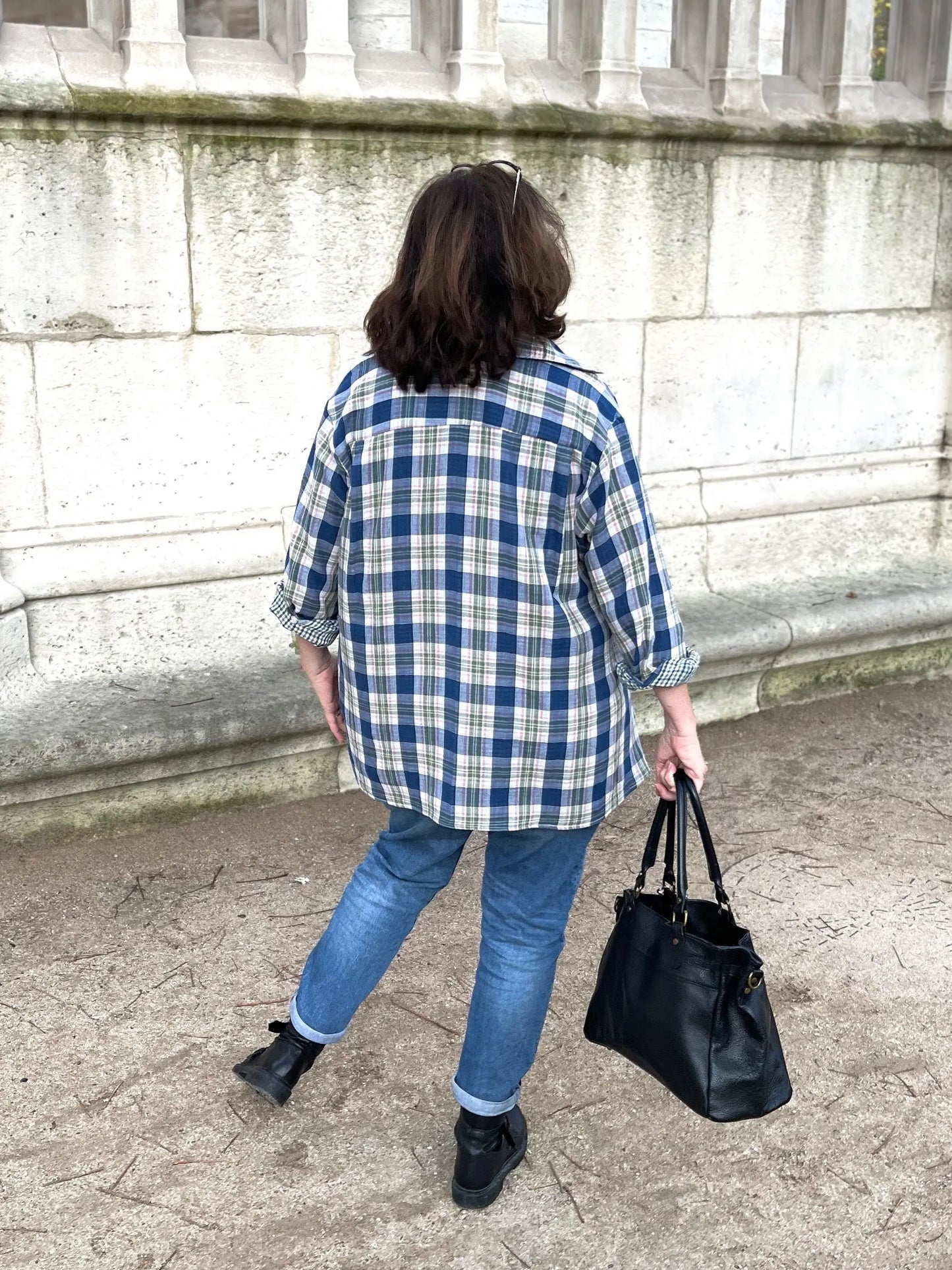 chemise grande taille femme à carreaux bleu marine. De dos - Les Militantes