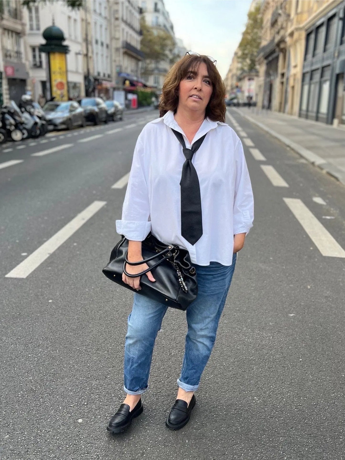 Chemise blanche grande taille femme, portée avec un jean et une cravate face 1