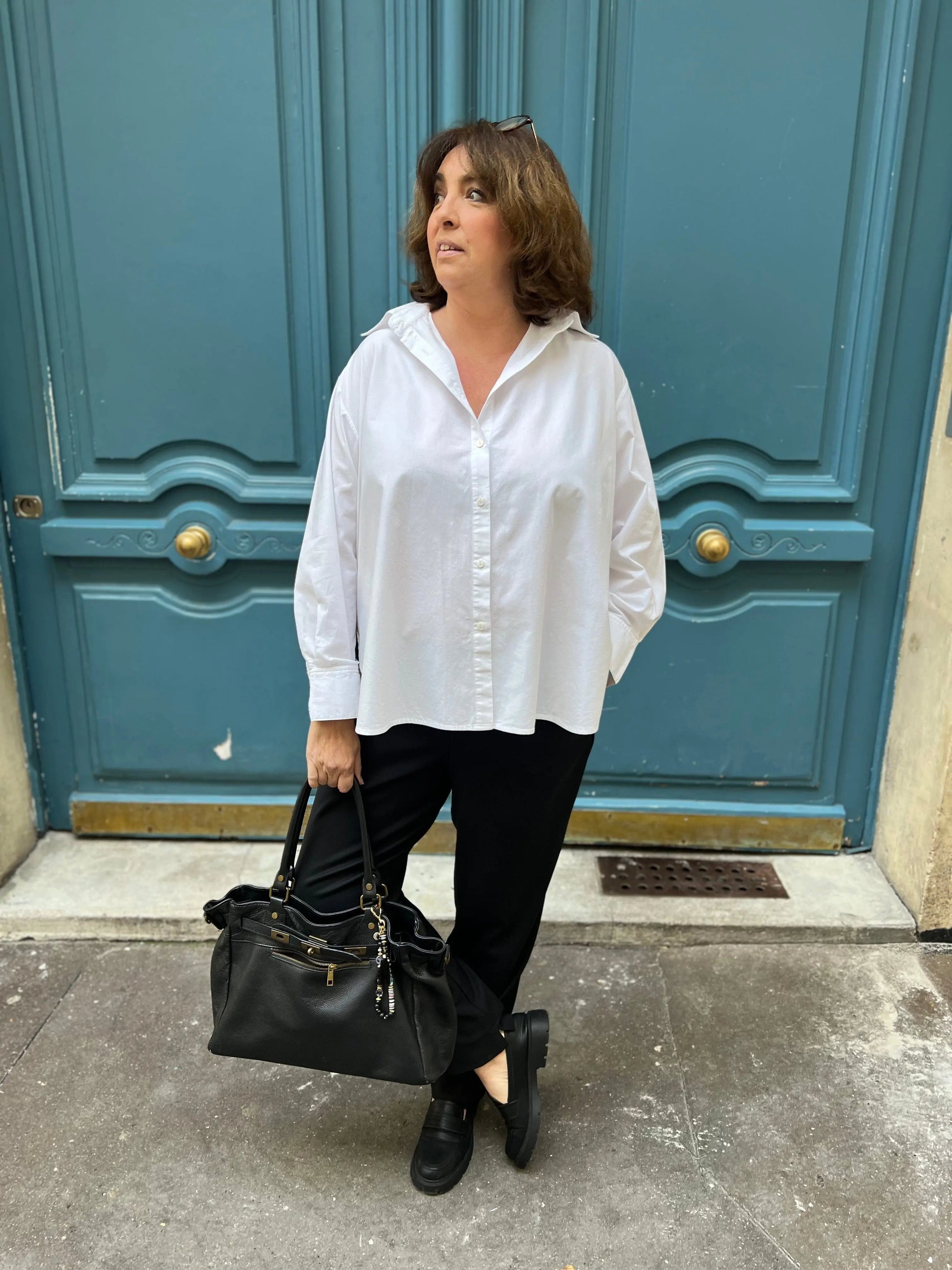 chemise blanche grande taille femme portée par dessus un pantalon habillé