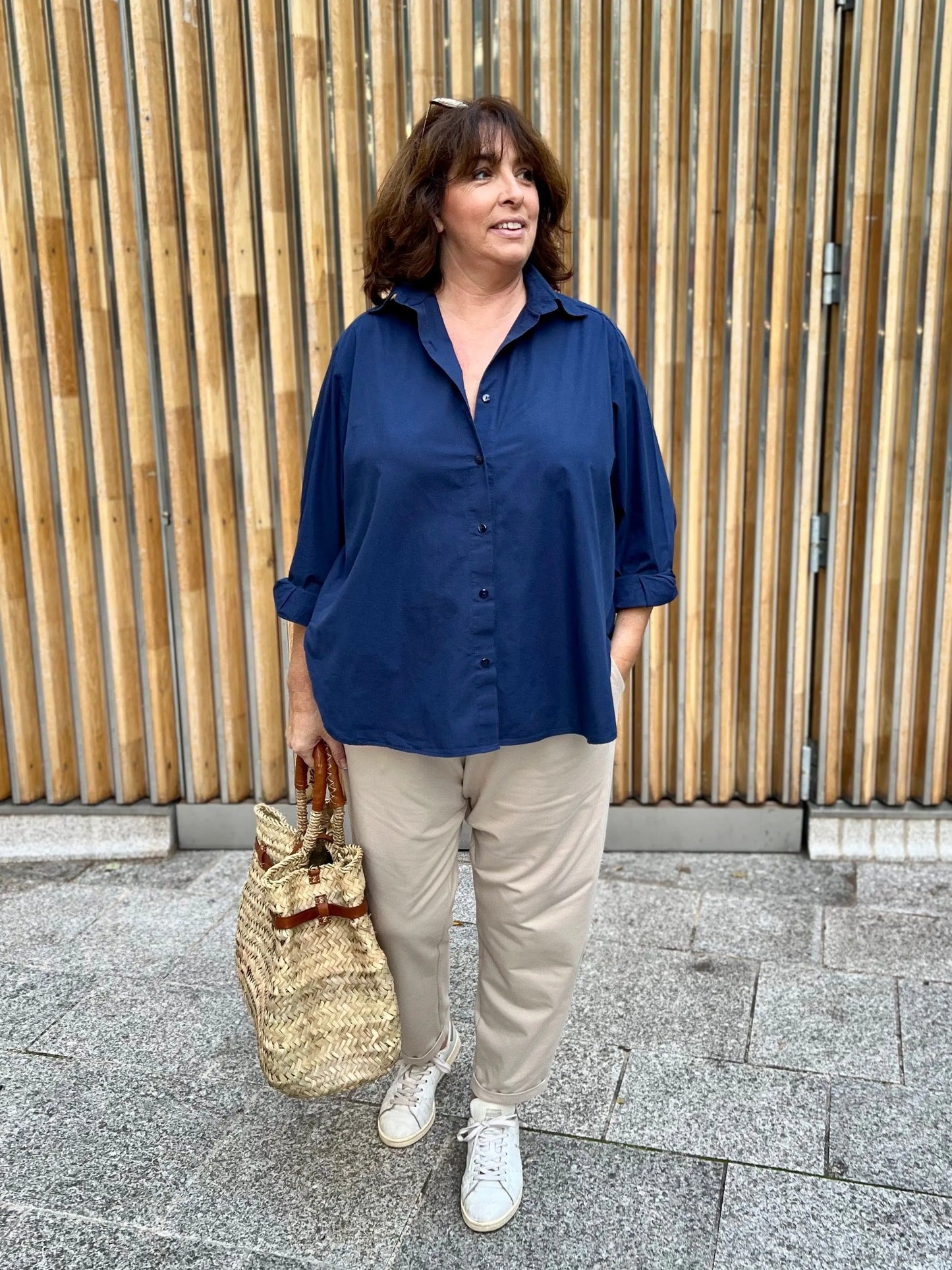 chemise grande taille femme bleu marine, portée avec pantalon beige de face