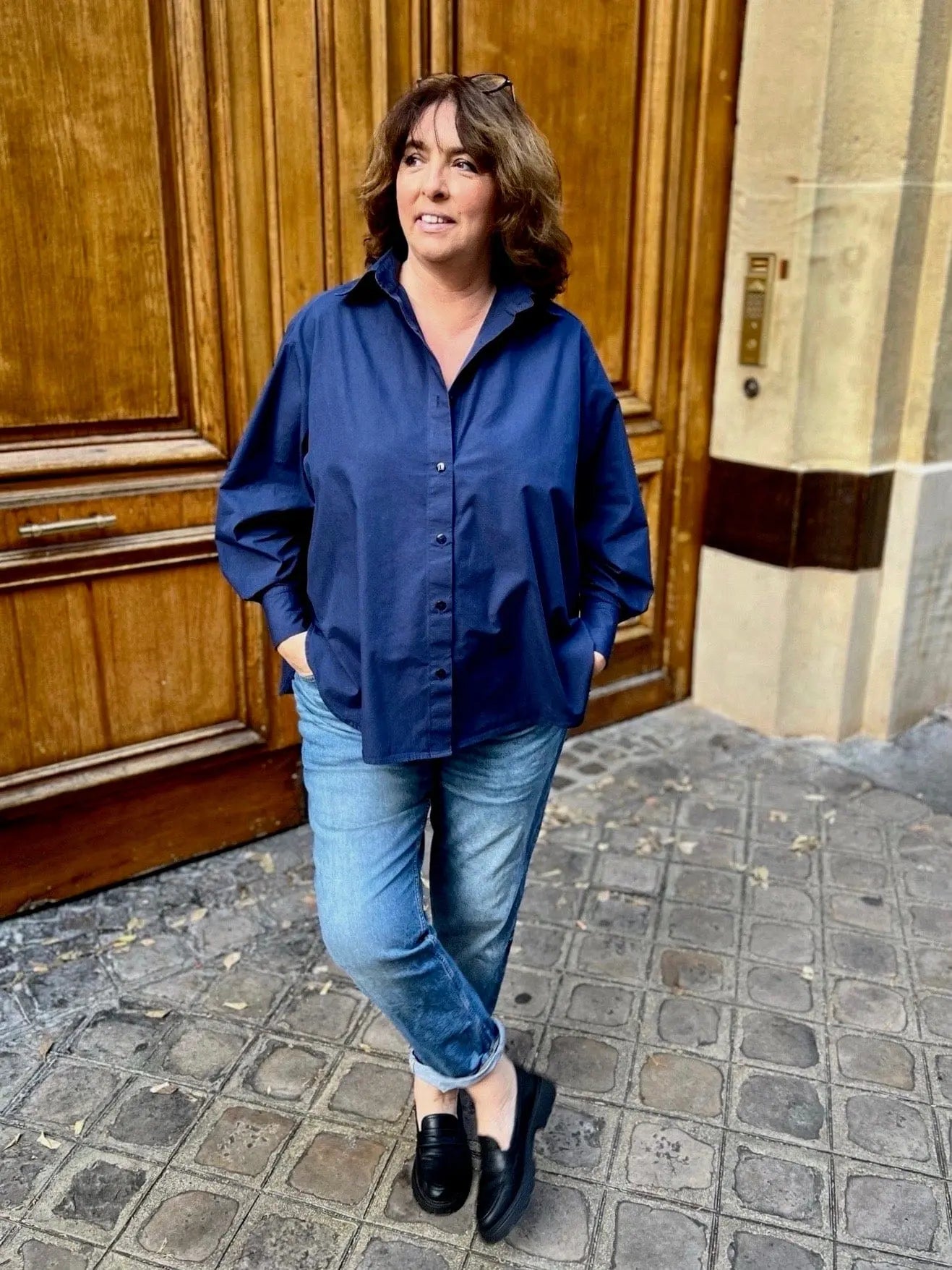 chemise grande taille femme bleu marine, portée avec UN JEAN