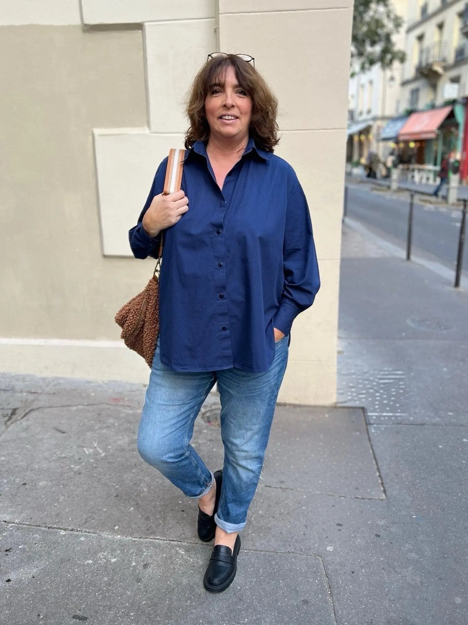 chemise grande taille femme bleu marine, portée avec un jean et une banane brune