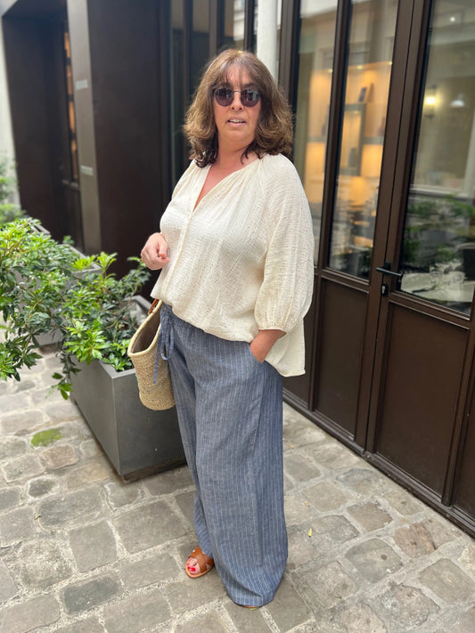 Pantalon ample en lin grande taille pour femme. Bleu fines  rayures blanches.