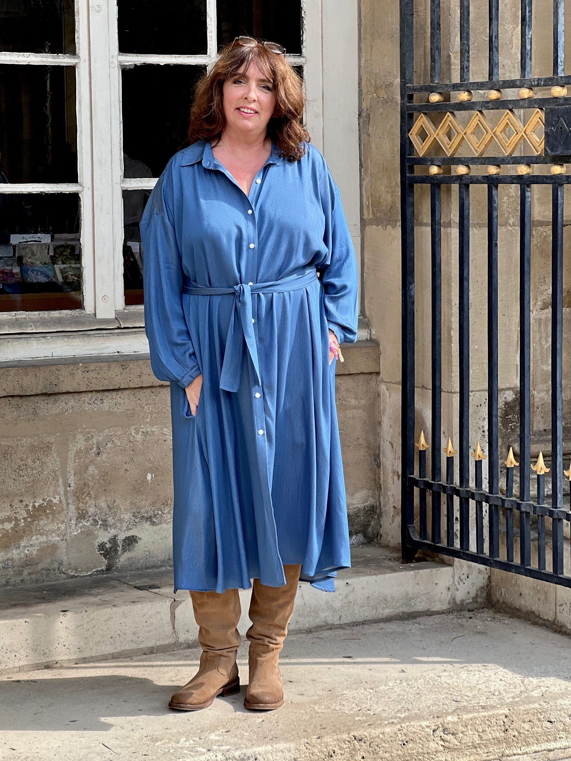 robe chemise grande taille, en tencel effet jean. Longue. Photo de face portée avec sa ceinture -  Les Militantes