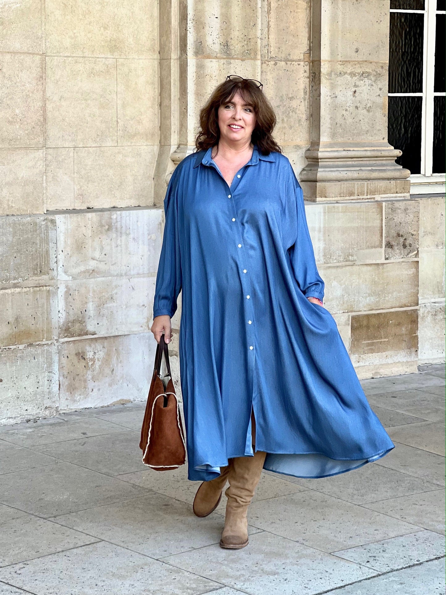 robe chemise grande taille, en tencel effet jean. Longue. Photo de face  Les Militantes