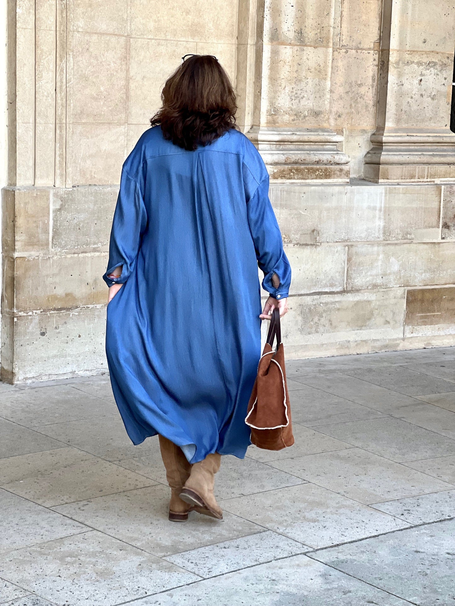 robe chemise grande taille, en tencel effet jean. Longue. Photo de dos -  Les Militantes