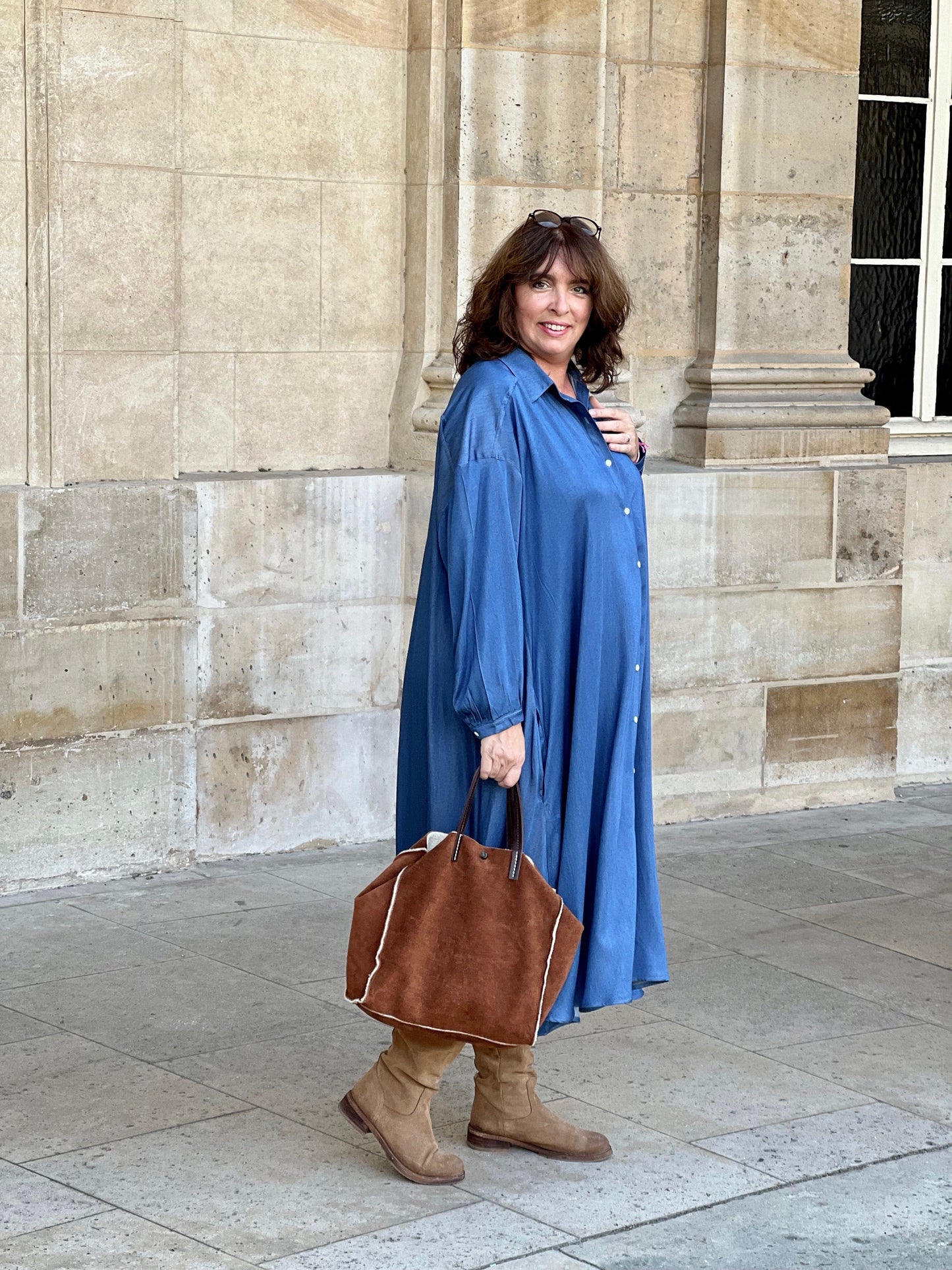 robe chemise grande taille, en tencel effet jean. Longue. Photo de profil  - Les Militantes