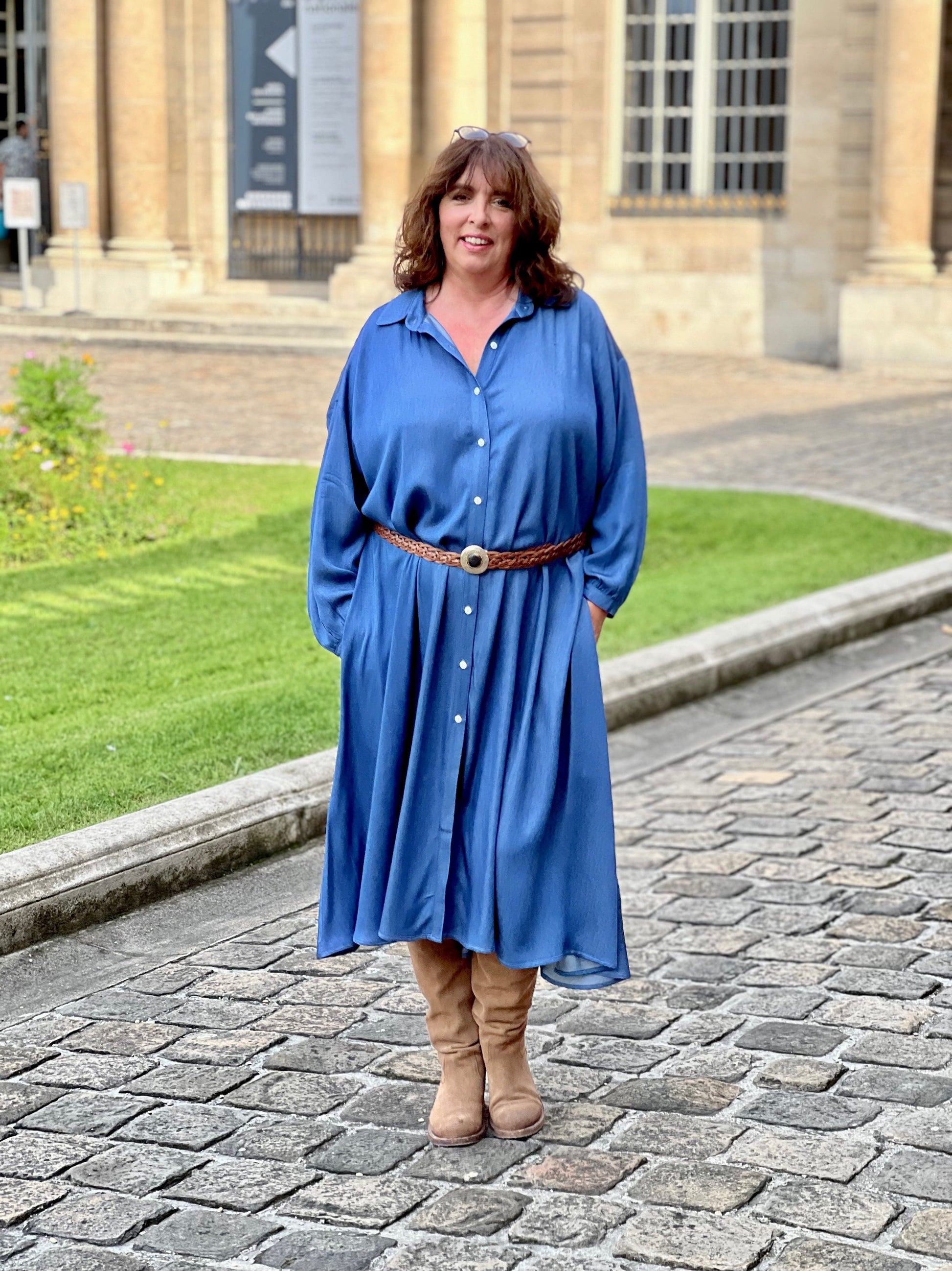 robe chemise grande taille, en tencel effet jean. Longue. Photo de face portée avec une ceinture en cuir -  Les Militantes