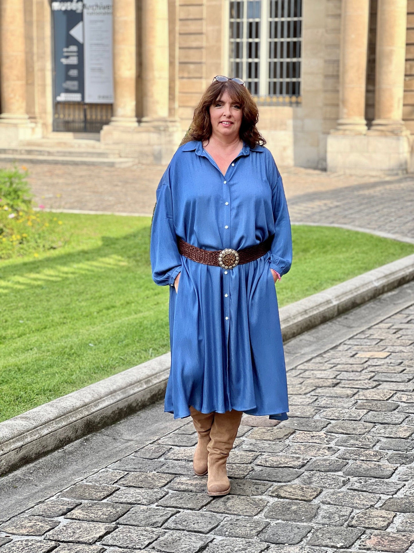 robe chemise grande taille, en tencel effet jean. Longue. Photo de face portée avec une grosse ceinture en cuir - Les Militantes