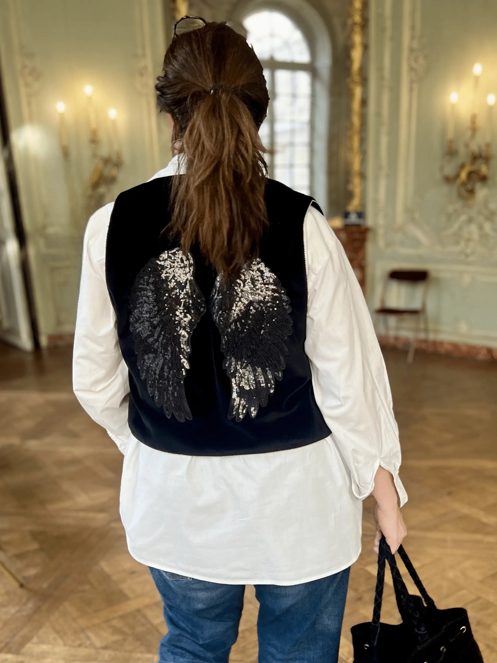 Gilet grande taille sans manche en velours noirs avec ailles en sequins dos