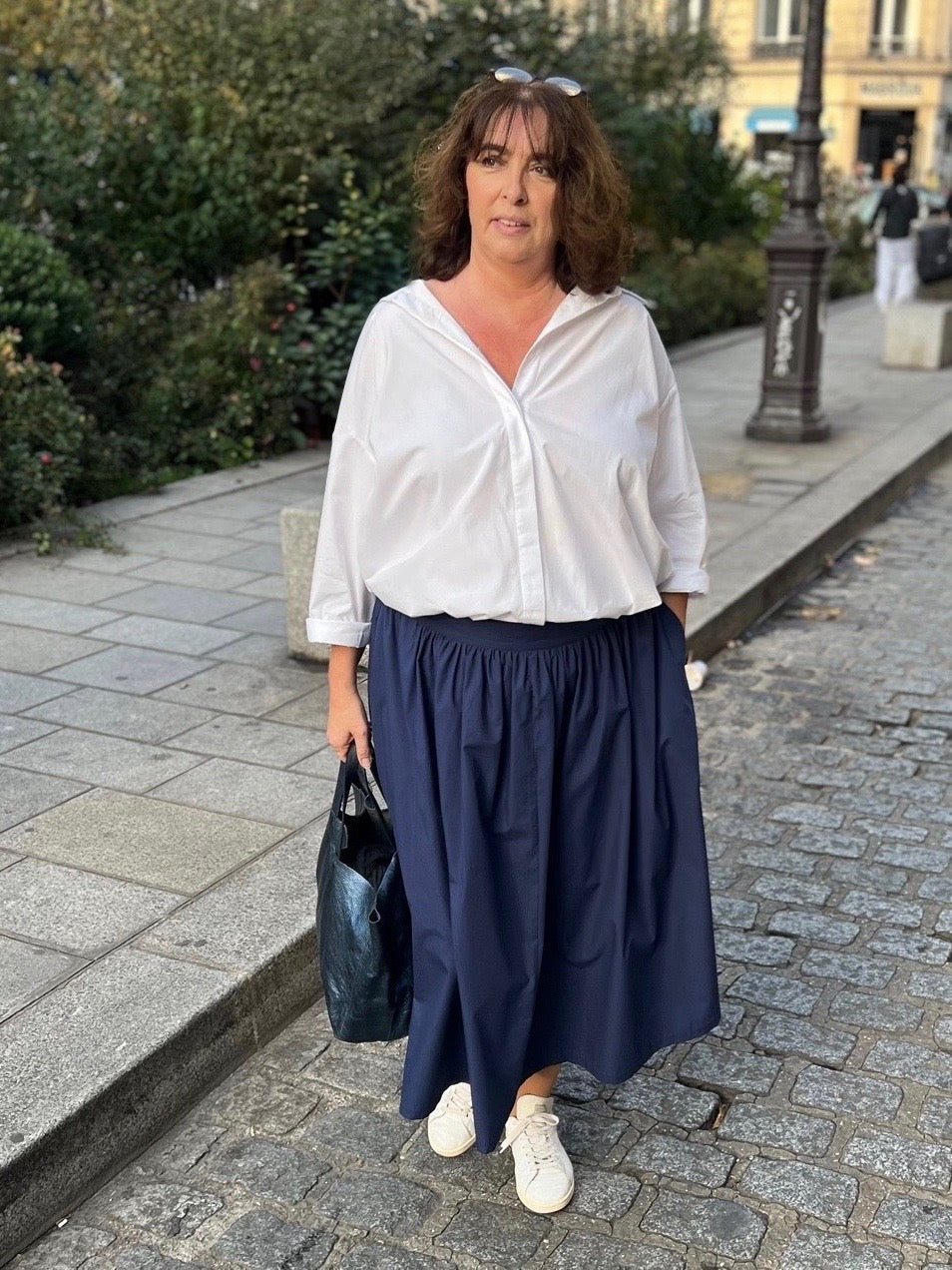 Jupe loongue grande taille bleu marine de face avec sneakers