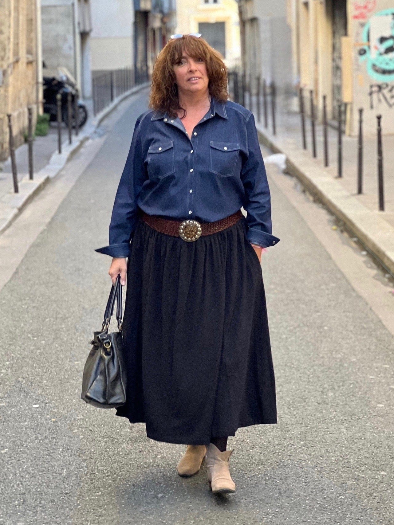 Chemise jean grande taille femme portée avec une jupe - Les Militantes