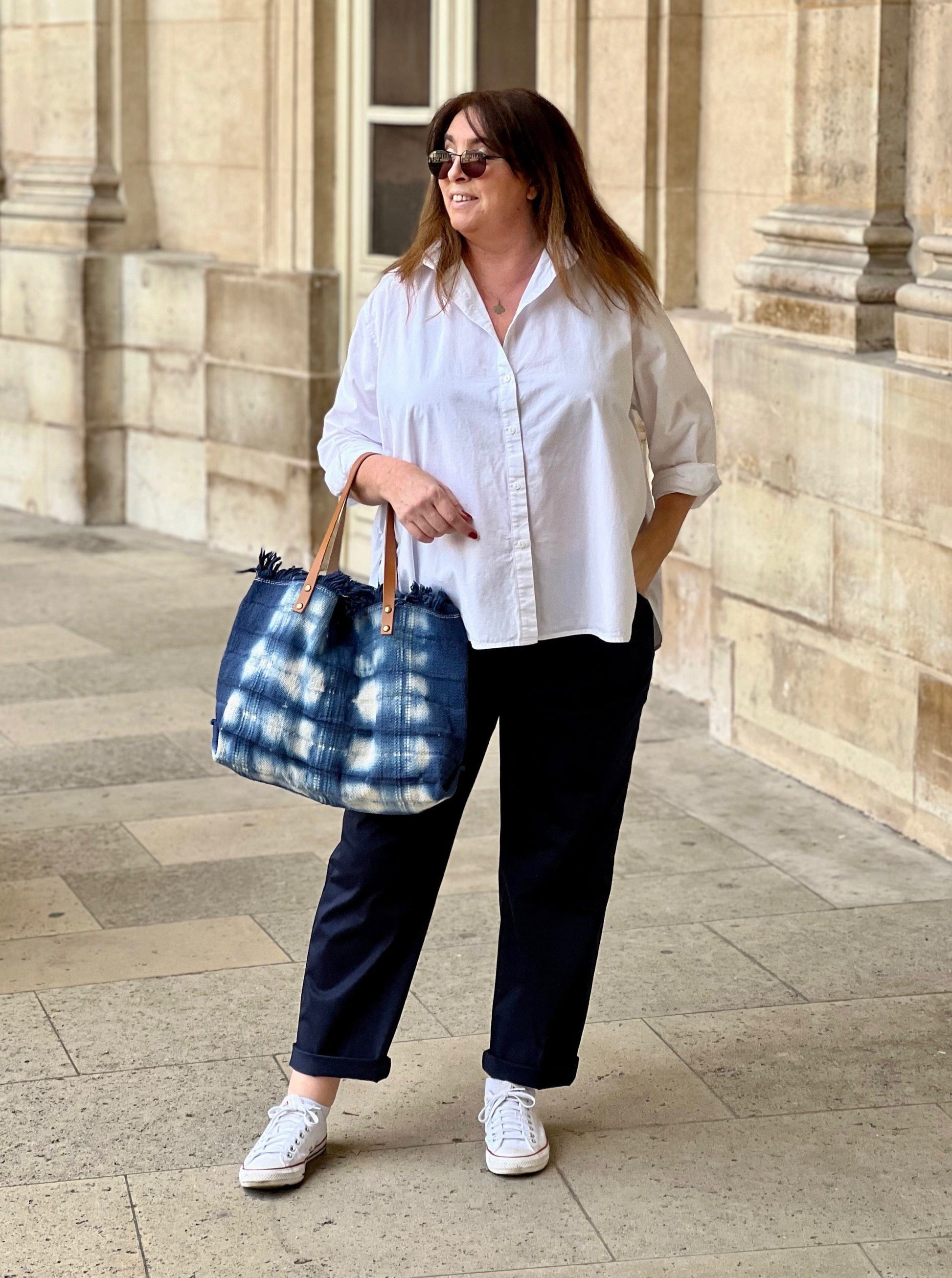 Pantalon femme grande taille bleu marine porté avec chemise blanche