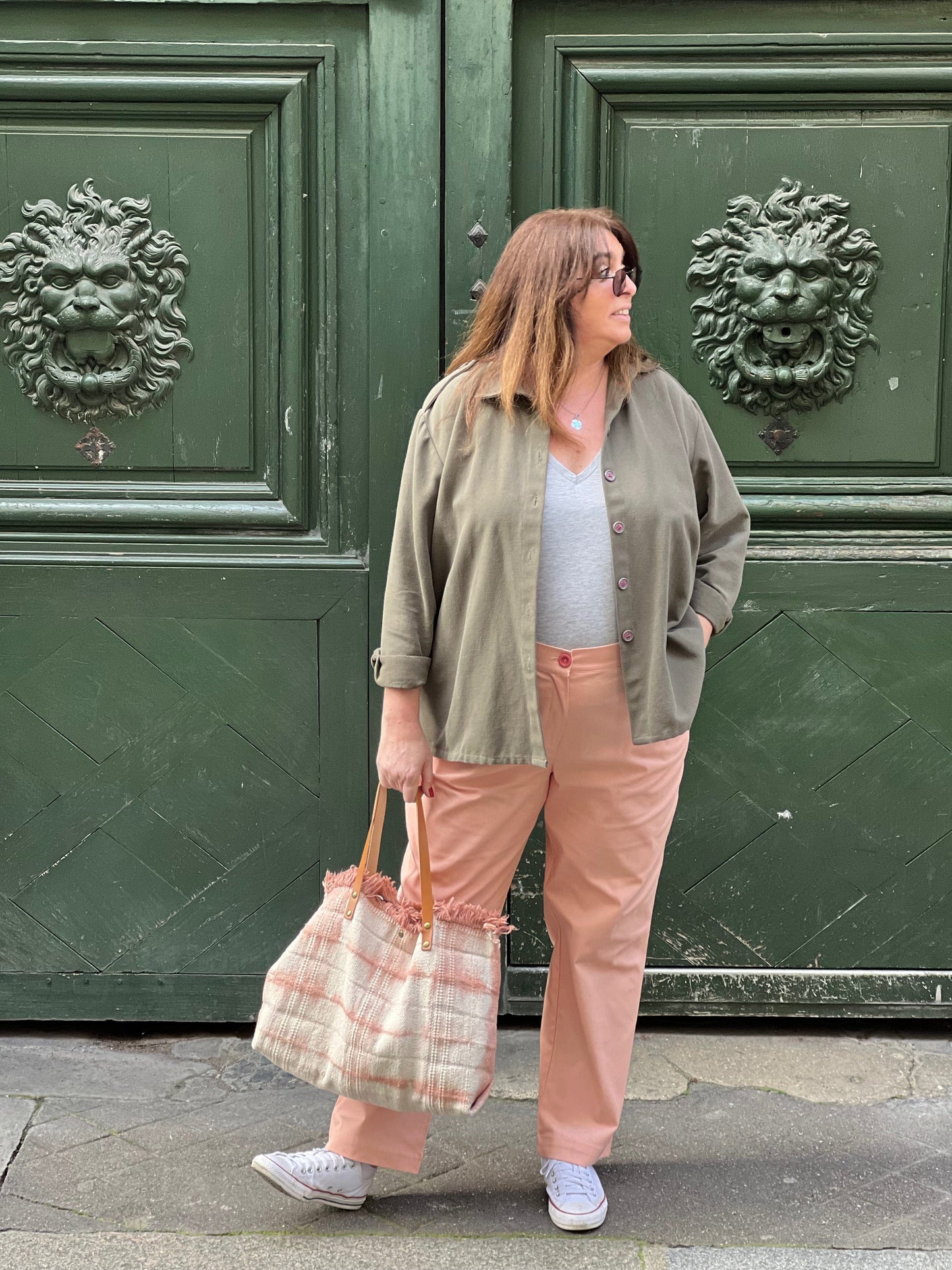 Pantalon femme grande taille corail porté avec veste kaki