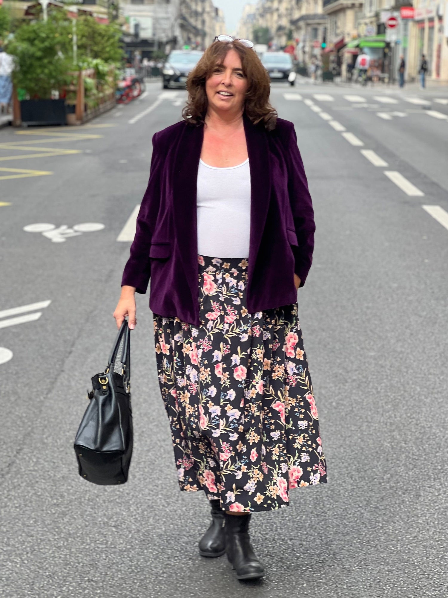 Jupe longue grande taille imprimé floral portée avec un blazer en velours couleur prune