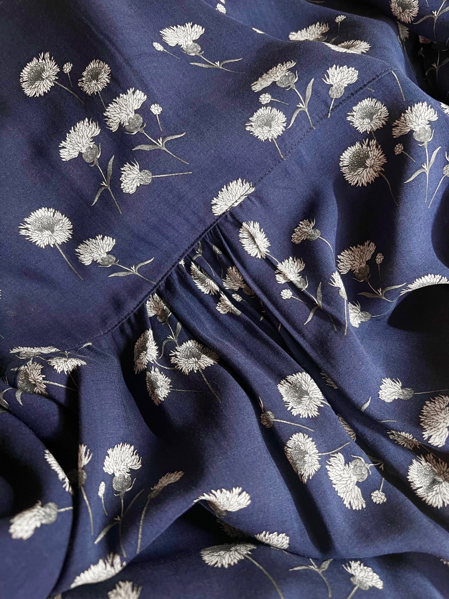 Long large blouse with white flowers on a navy blue background and ruching detail
