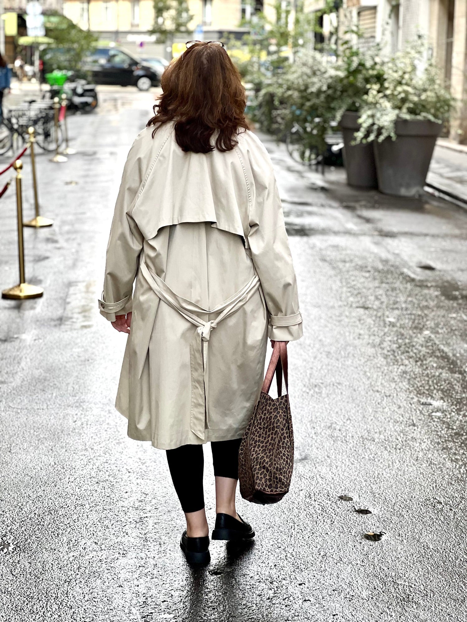 Trench grande taille femme beige de dos - Les Militantes