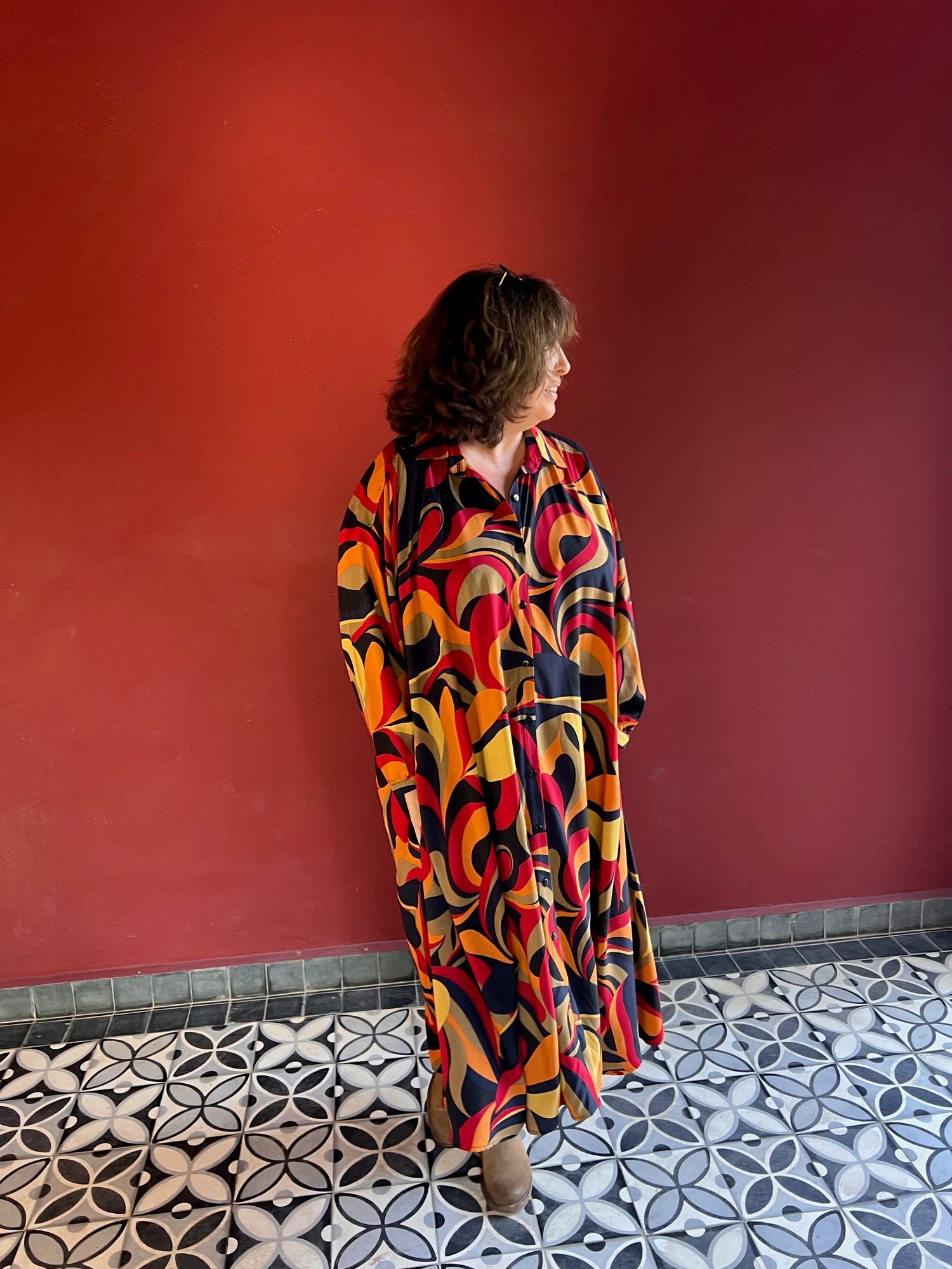 robe chemise longue grande taille imprimé seventies de profil portée sans ceinture - Les Militantes