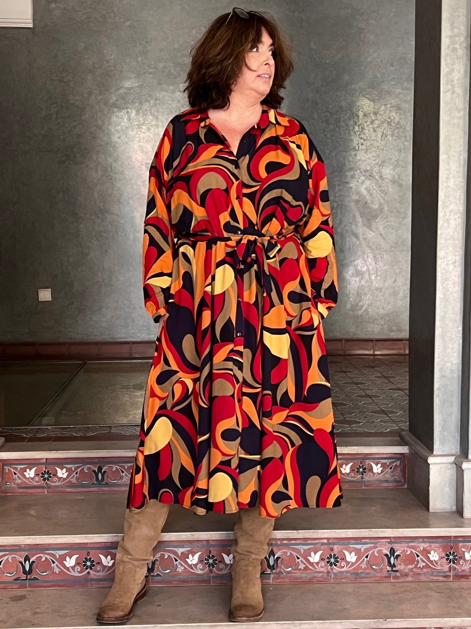 robe chemise longue grande taille imprimé seventies de face 2 portée avec ceinture - Les Militantes