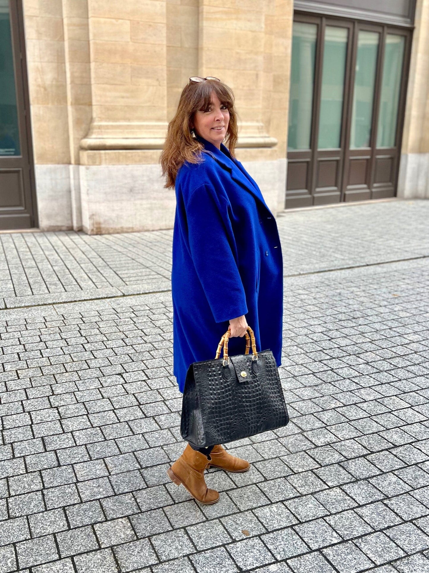 Manteau bleu grande taille pour femme profil