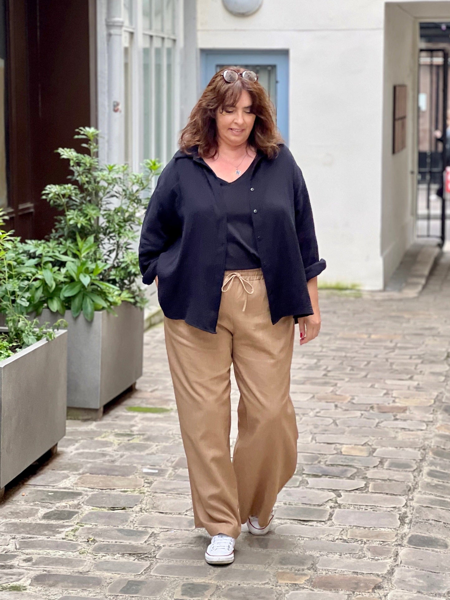 pantalon femme grande taille en lin camel 2 Les Militantes