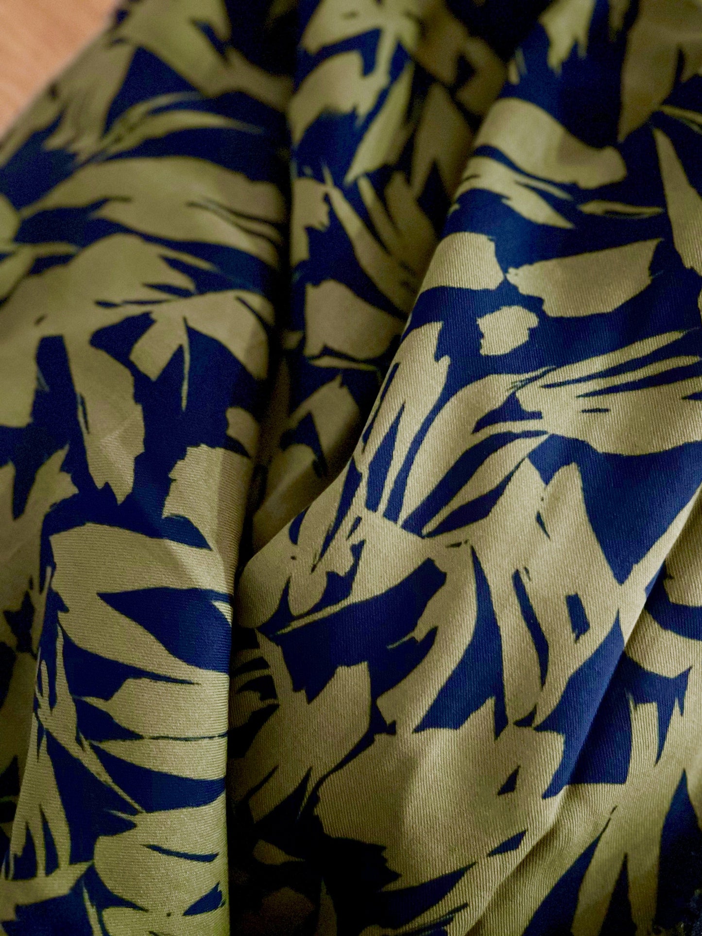détail ttissu imprimé bleu et kaki pour chemise grande taille femme