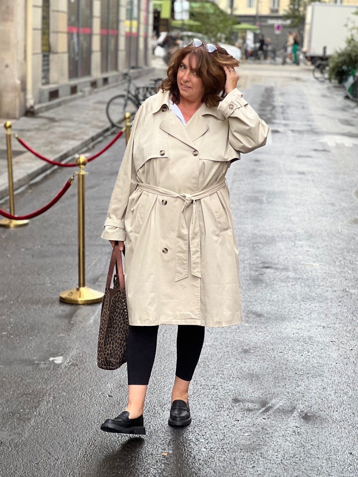 Trench grande taille femme beige face fermé - Les Militantes