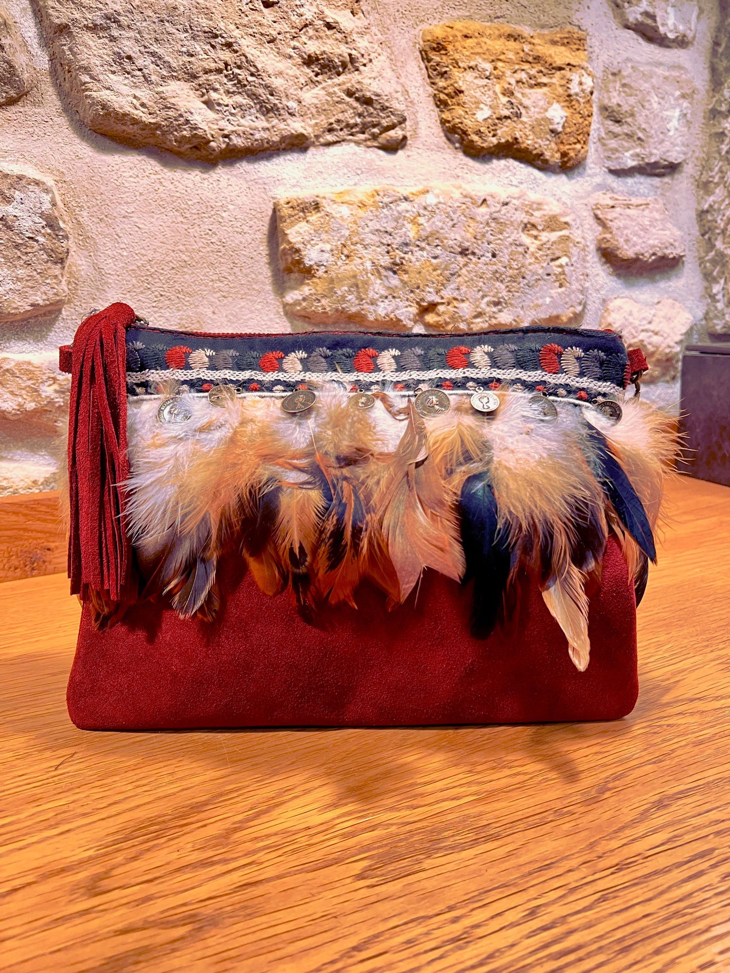 Pochette bohème en cuir, dotée de plumes et de médailles FACE couleur bordeaux