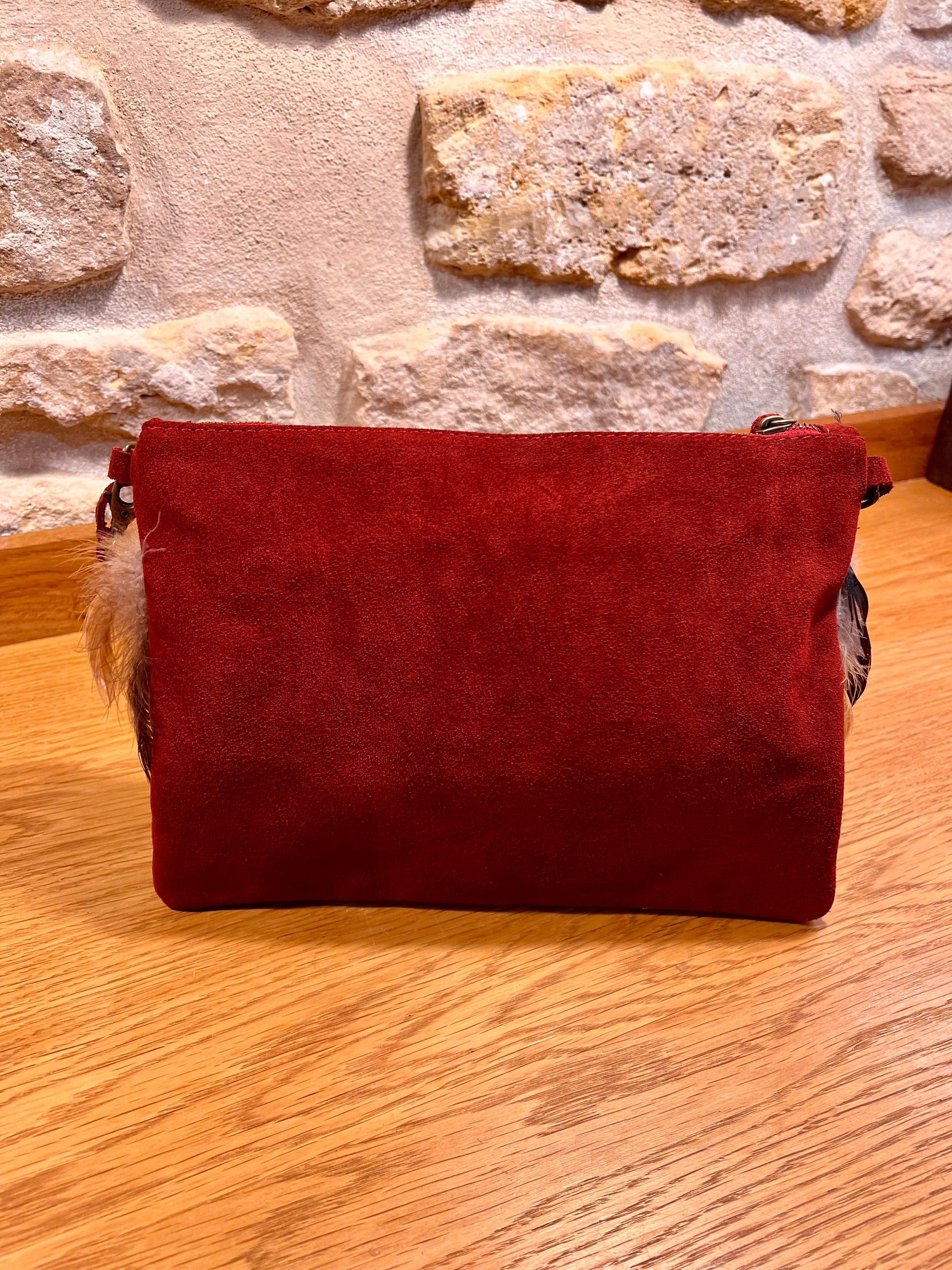 Pochette bohème en cuir, dotée de plumes et de médailles dos couleur bordeaux