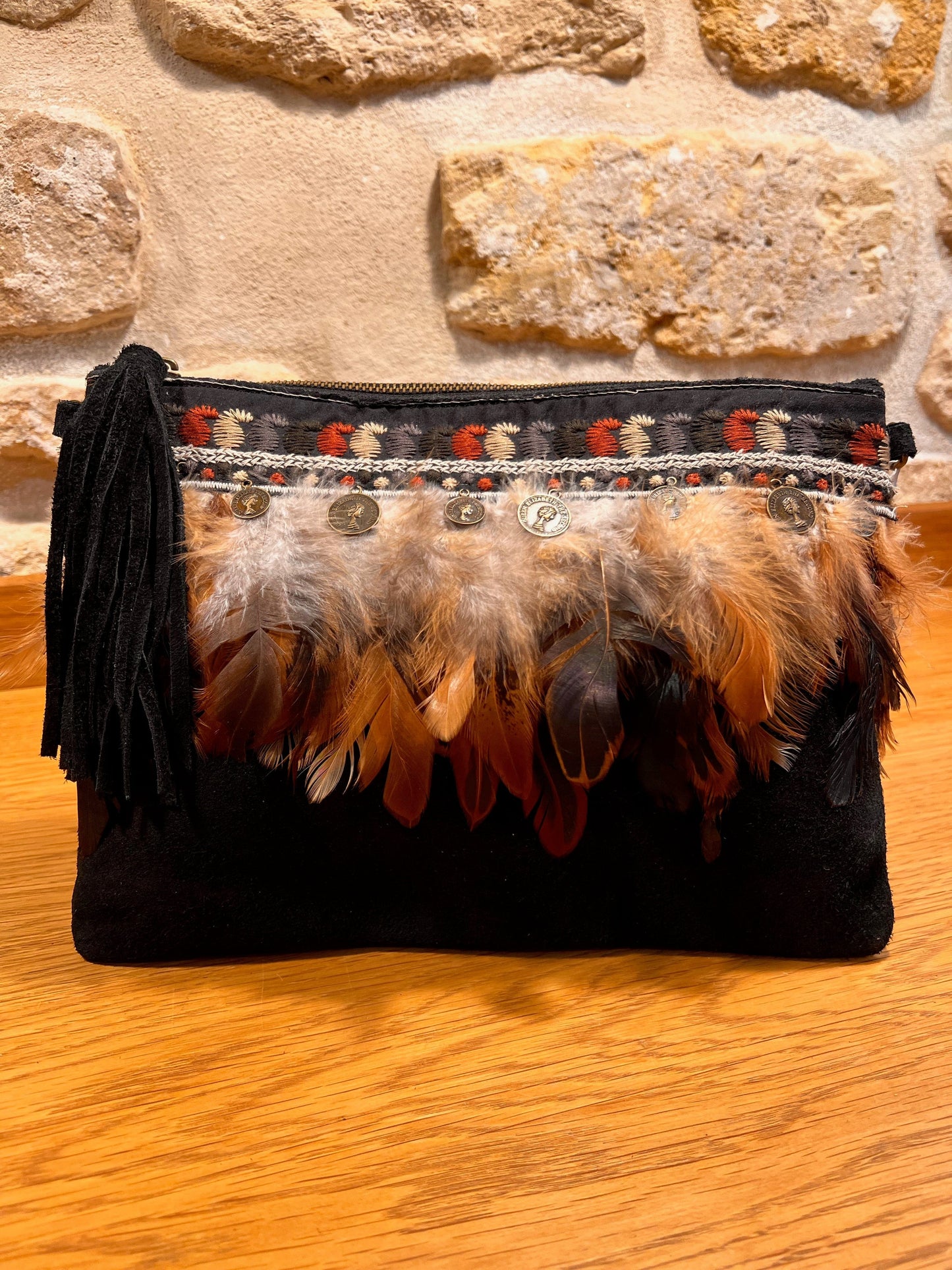 Pochette bohème en cuir, dotée de plumes et de médailles face couleur NOIR