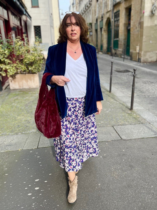 Jupe fleurie grande taille de face avec blazer en velours - Les Militantes