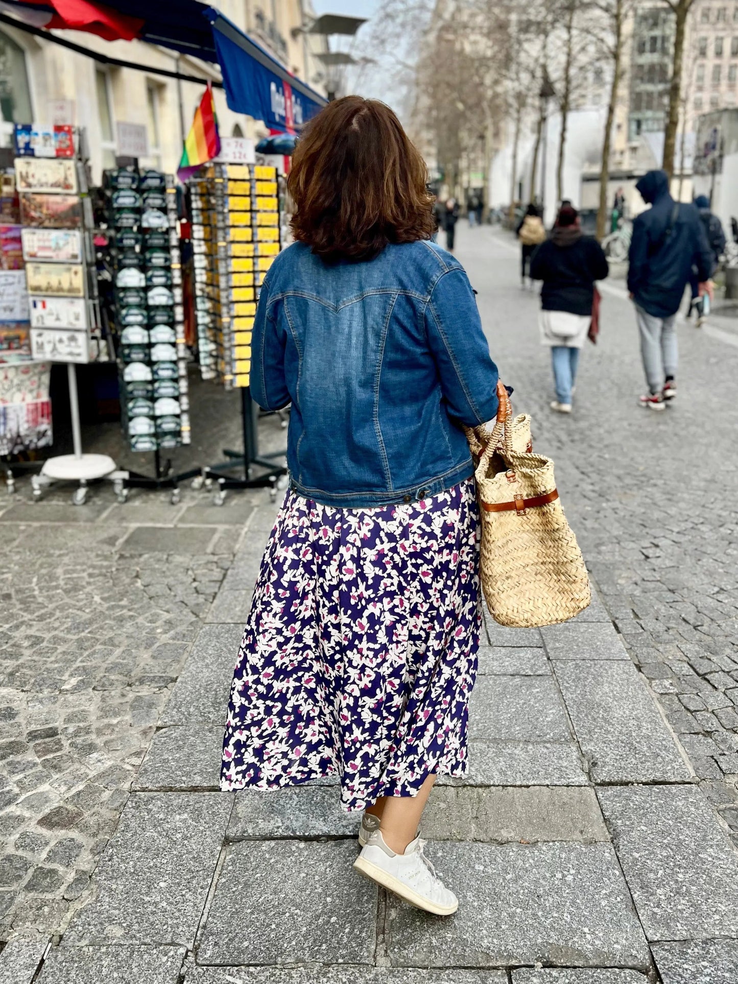 Jupe fleurie grande taille de DOS AVEC VESTE EN JEAN ET PANIER - Les Militantes