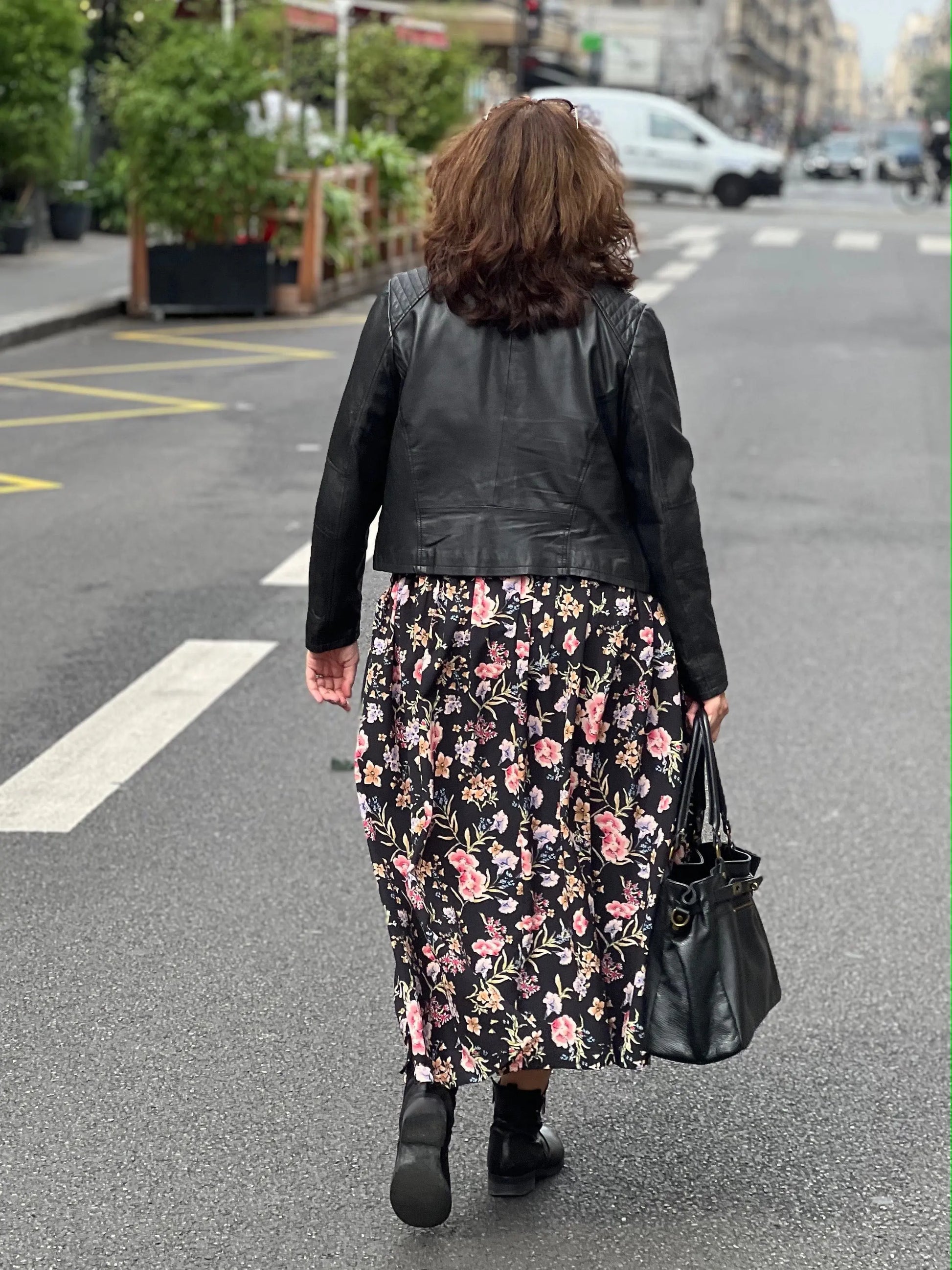 Jupe longue grande taille imprimé floral portée avec un perfecto noir. Vue de dos