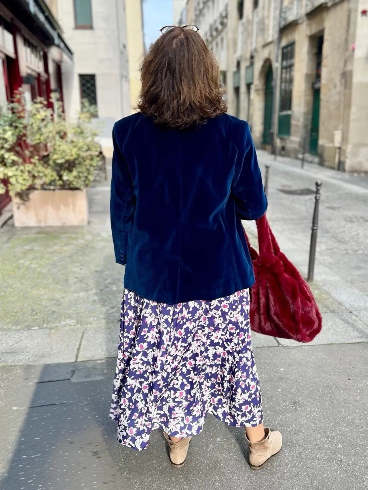 Jupe fleurie grande taille de dos avec blazer en velours - Les Militantes