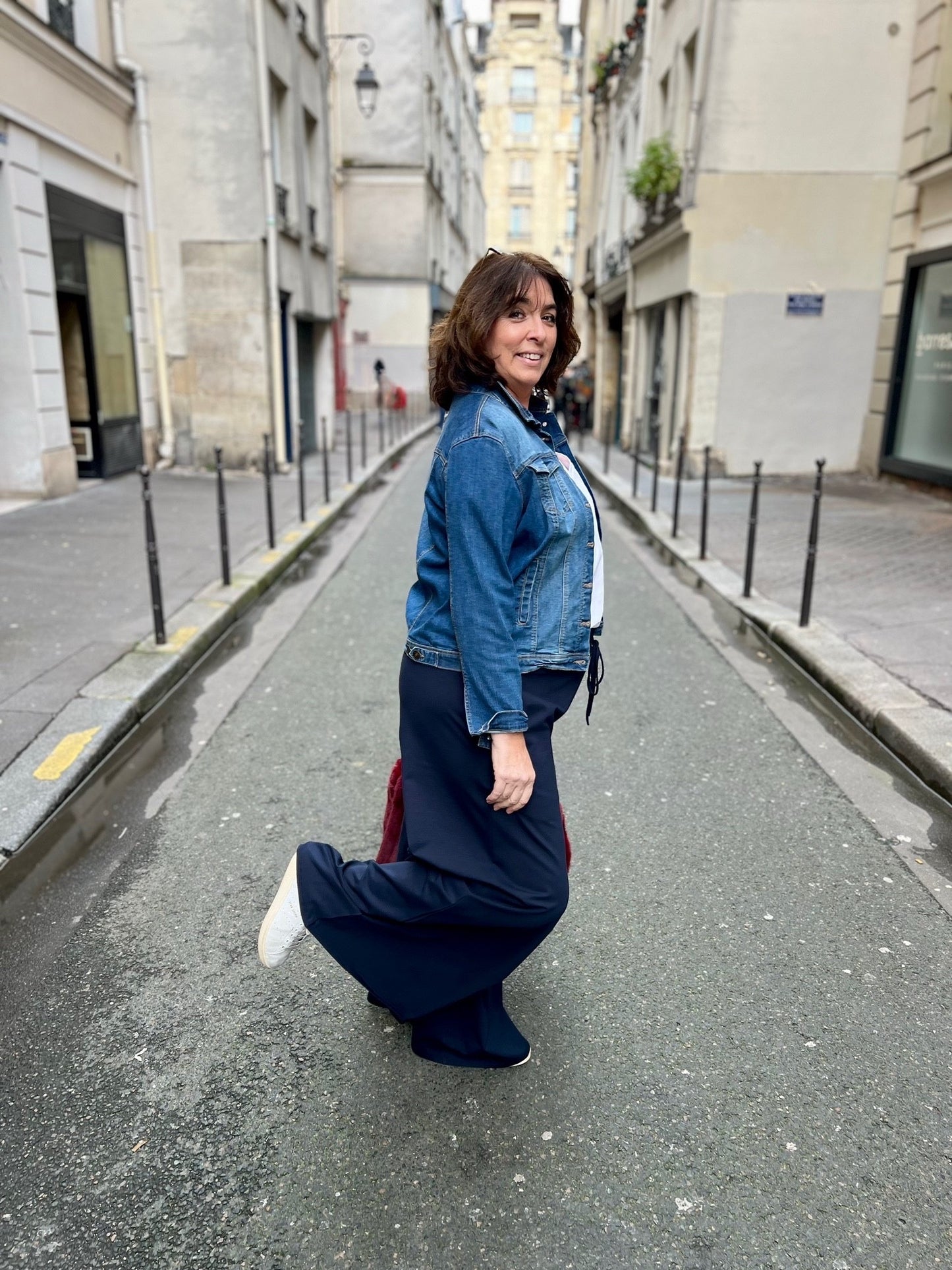 Pantalon grande taille ample et extensible bleu marine, de profil