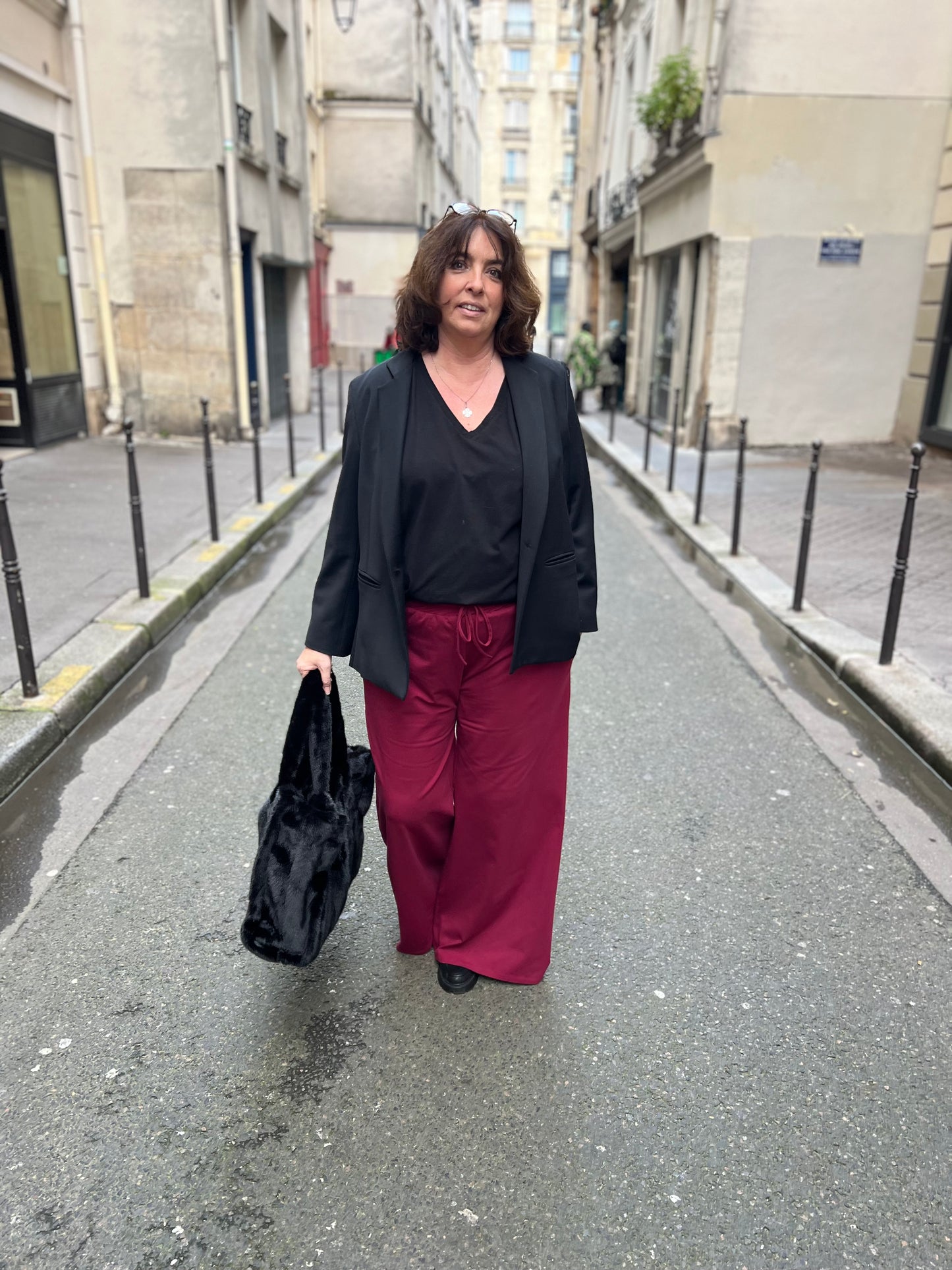 Pantalon grande taille ample et extensible  bordeaux de face 2