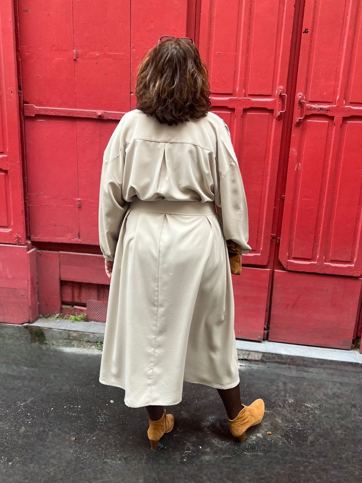 Robe grande taille longue, beige, col v boutonnée avec ceinture assortie de dos