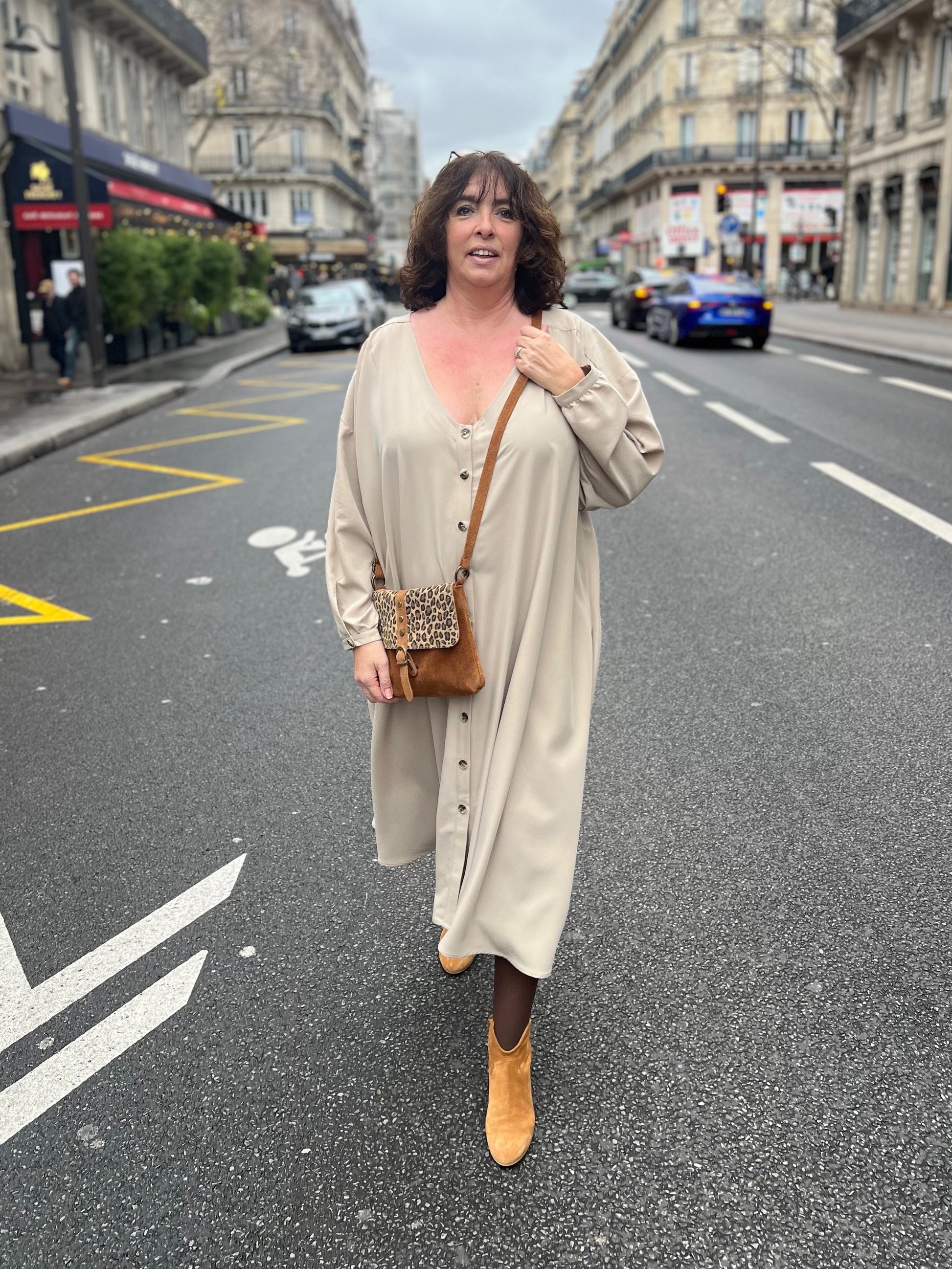 Robe grande taille longue, beige, col v boutonnée sans ceinture  de face avec sac bandoulière