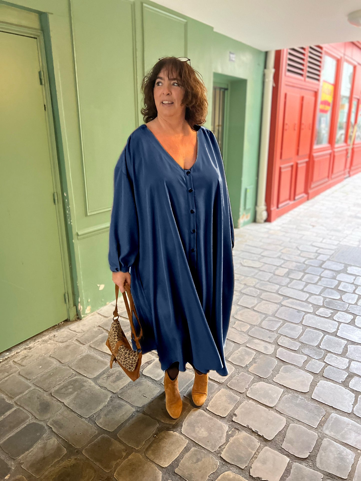 Robe grande taille longue, bleu marine, col v boutonnée sans ceinture de face