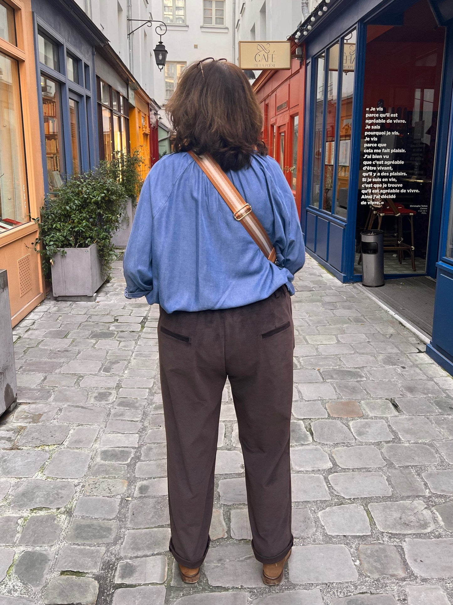 Pantalon velours grande taille pour femme - Marron - Les Militantes DE DOS