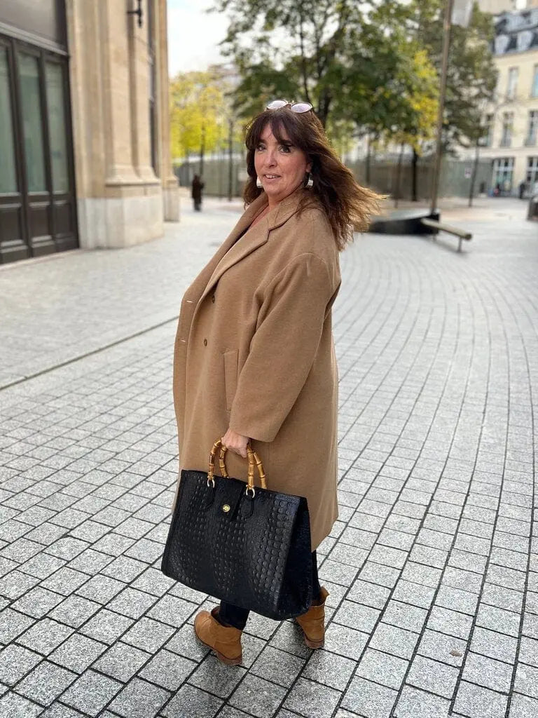 MANTEAU FEMME GRANDE TAILLE COULEUR CAMEL EN LAINE ET CACHEMIRE OUVERT ET DE PROFIL