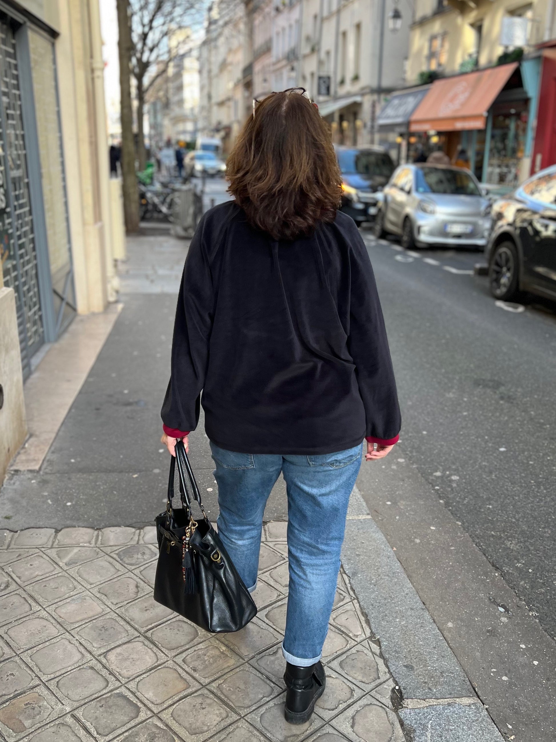 sweat grande taille en velours pour femme. Noir avec col et poignets rouges. De dos